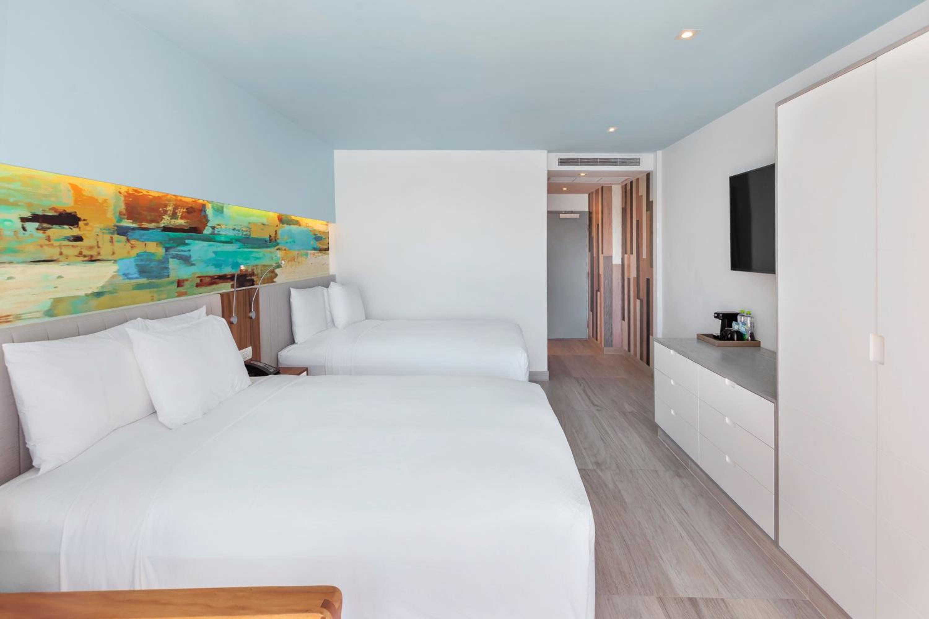 Deluxe Queen Room with Two Queen Beds, Balcony and Ocean View - Photo 4