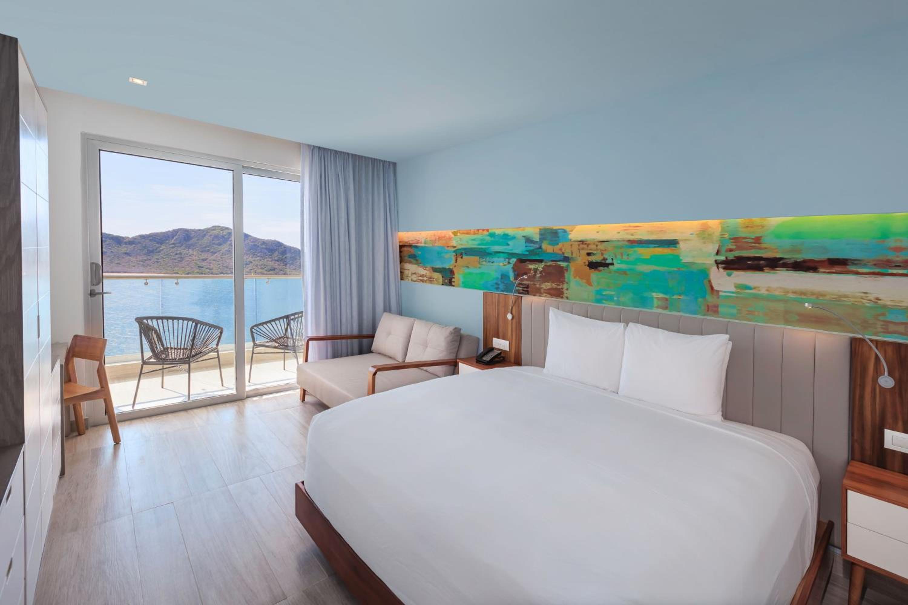 Deluxe King Room with Balcony and Ocean View - Photo 1