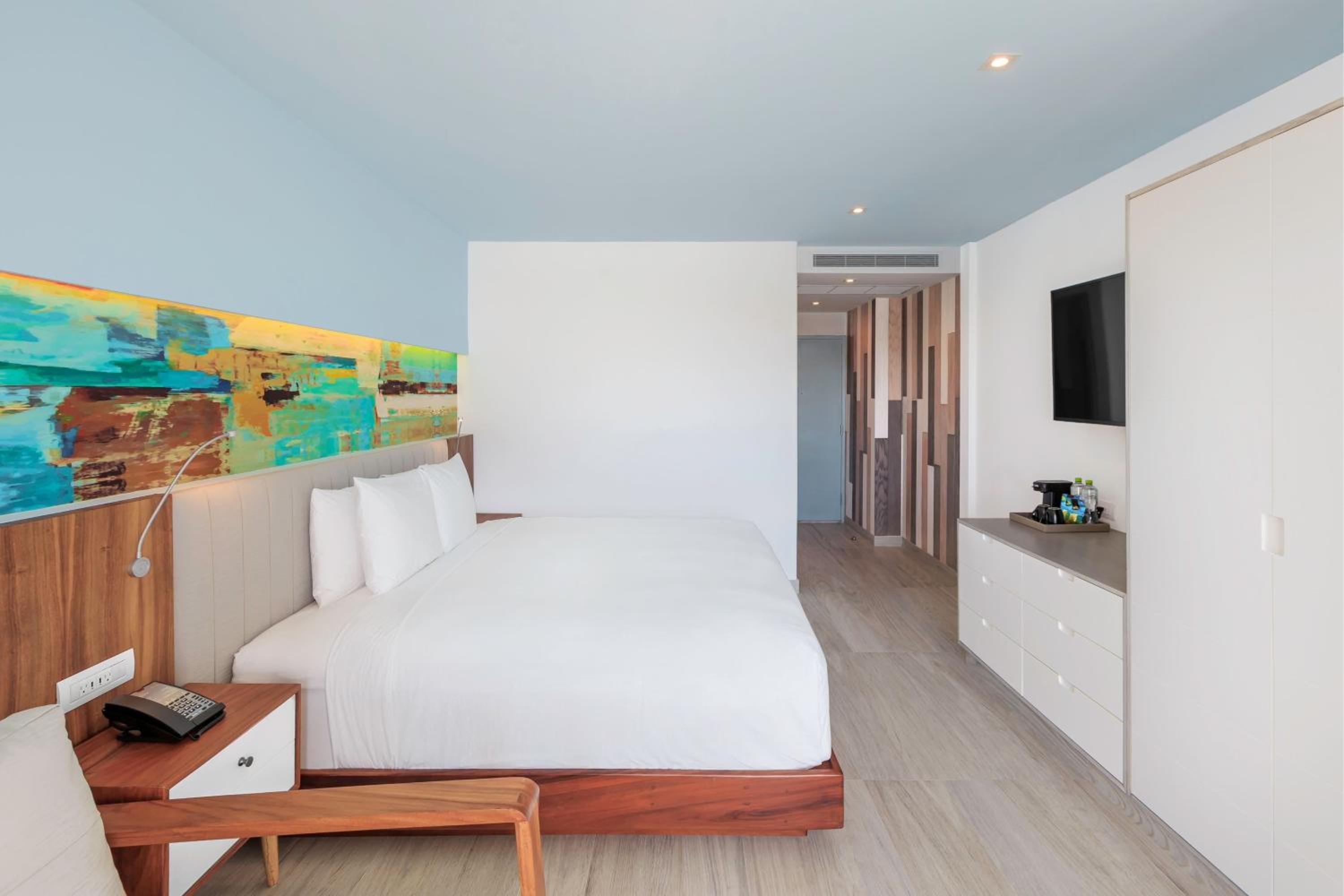 Deluxe King Room with Balcony and Ocean View - Photo 2