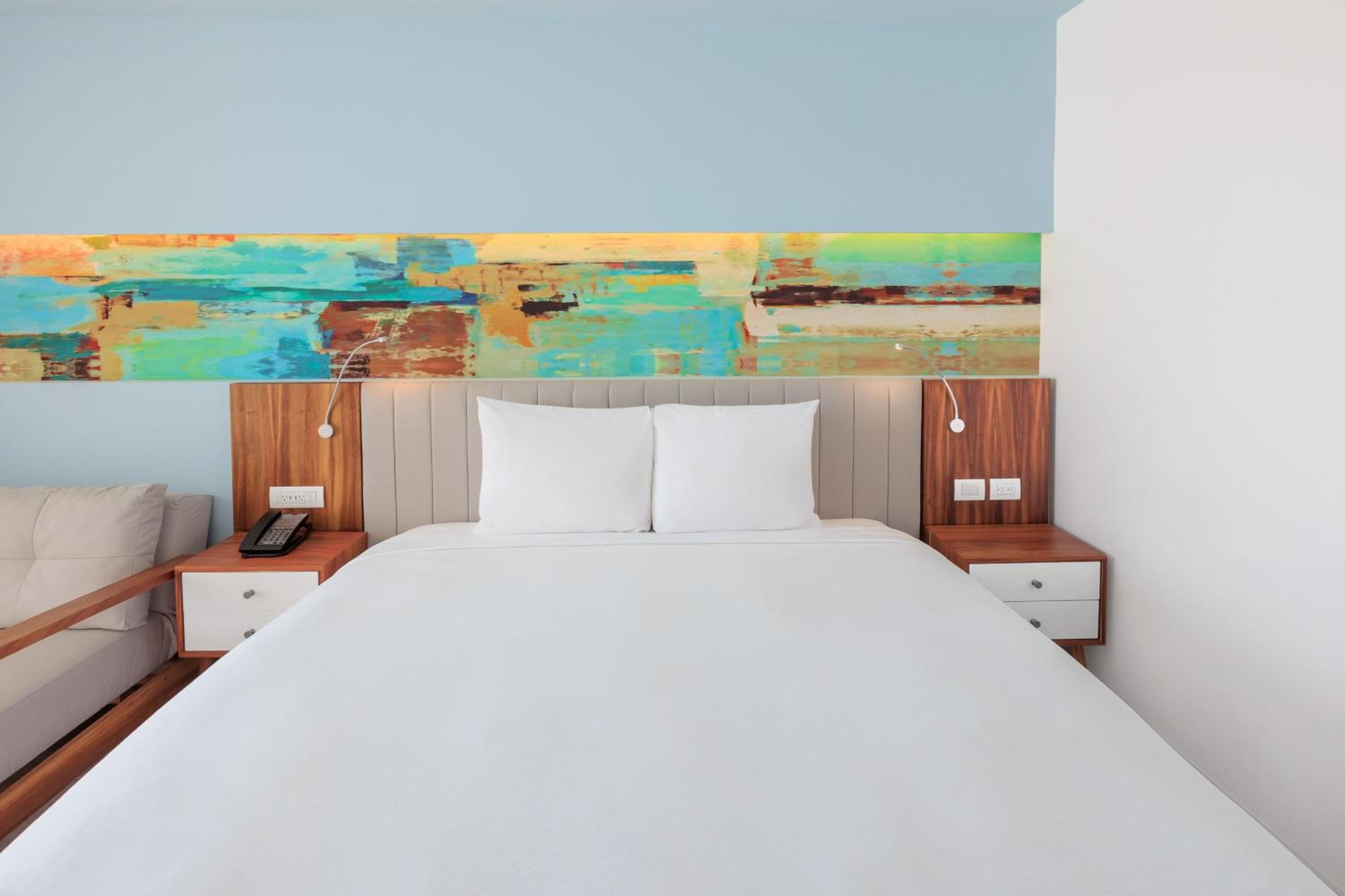 Deluxe King Room with Balcony and Ocean View - Photo 3
