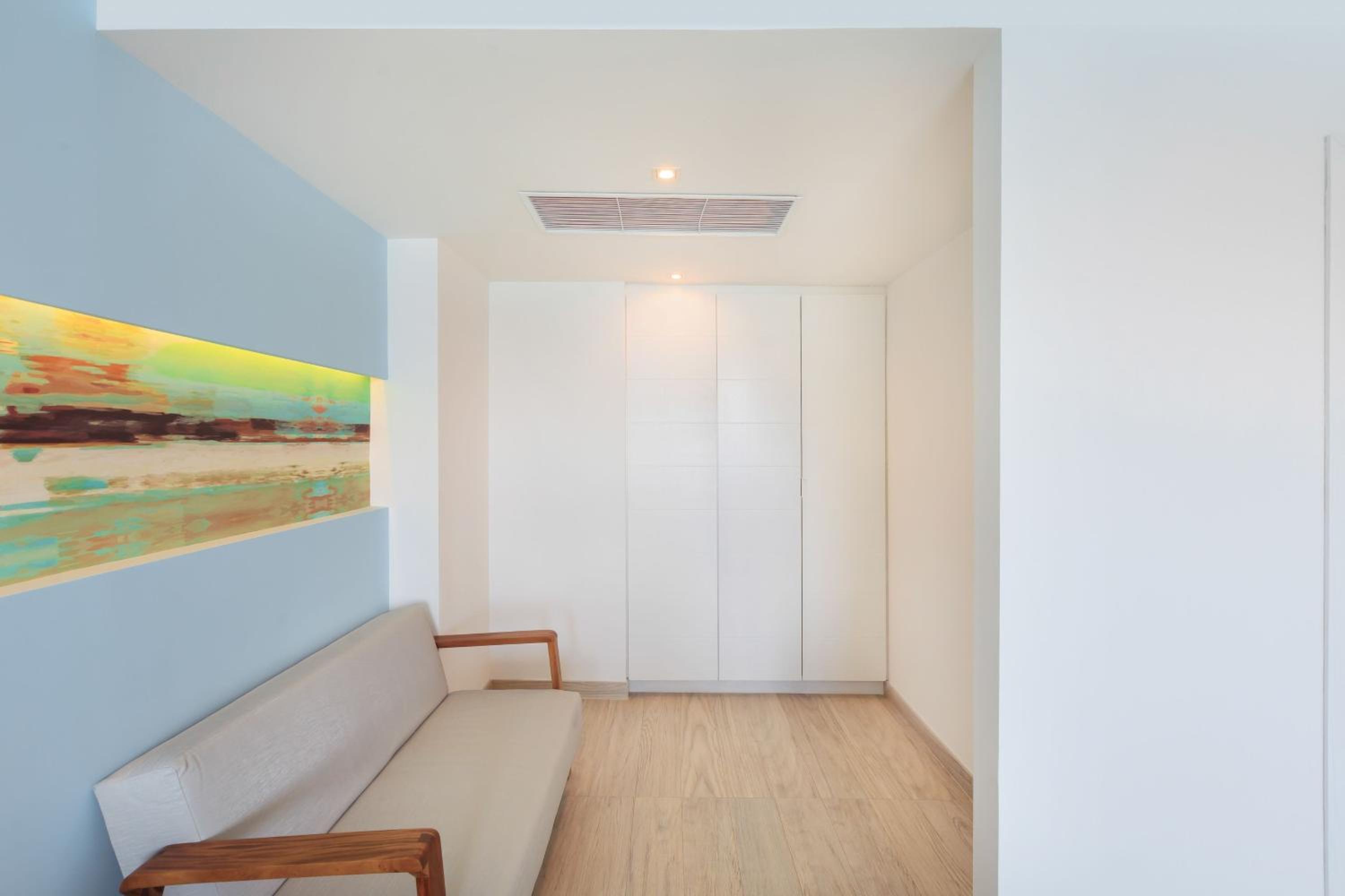 One-Bedroom King Suite with Balcony and Ocean View - Photo 7