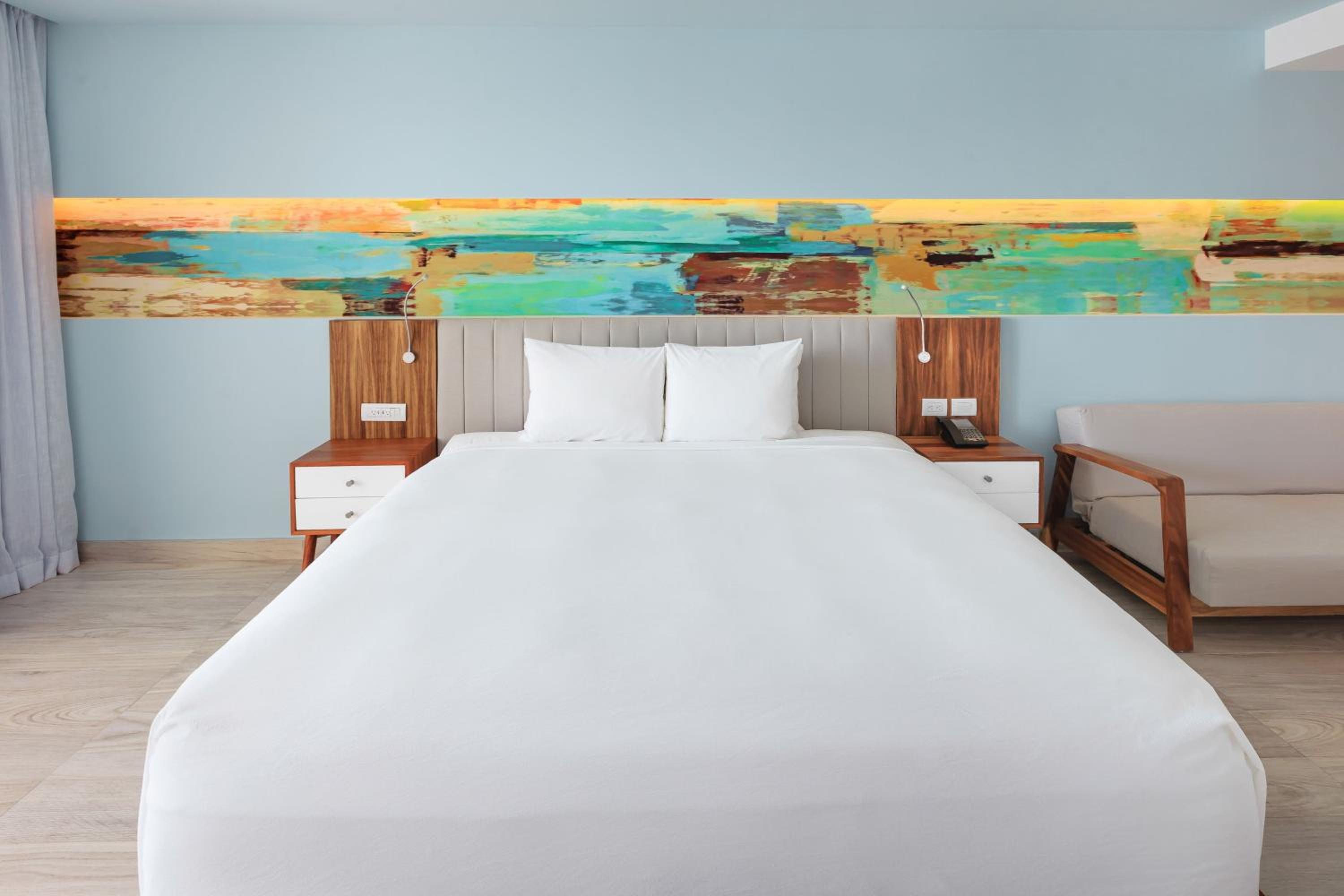 One-Bedroom King Suite with Balcony and Ocean View - Photo 5