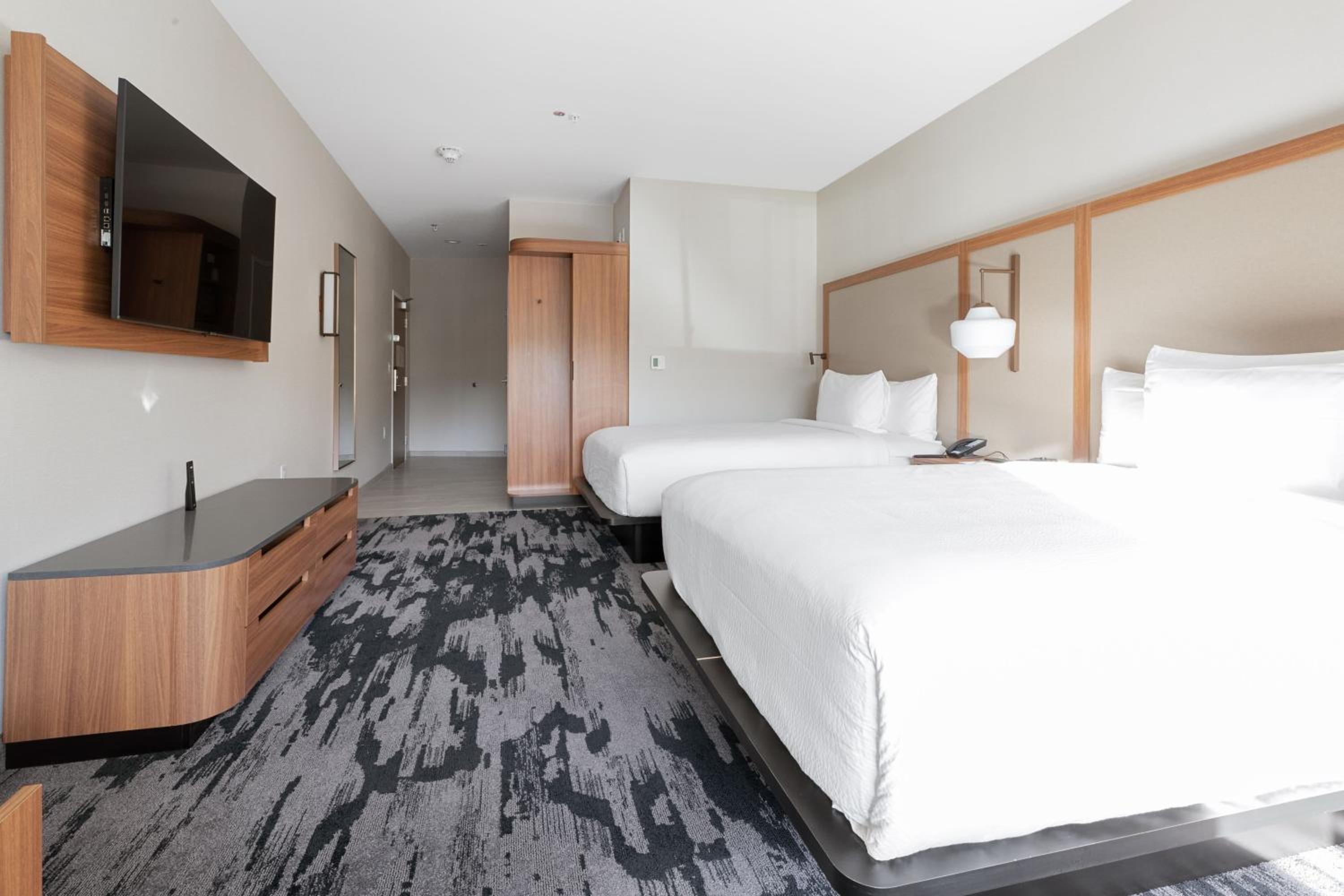 Queen Suite with Two Queen Beds and Sofa Bed - Photo 3