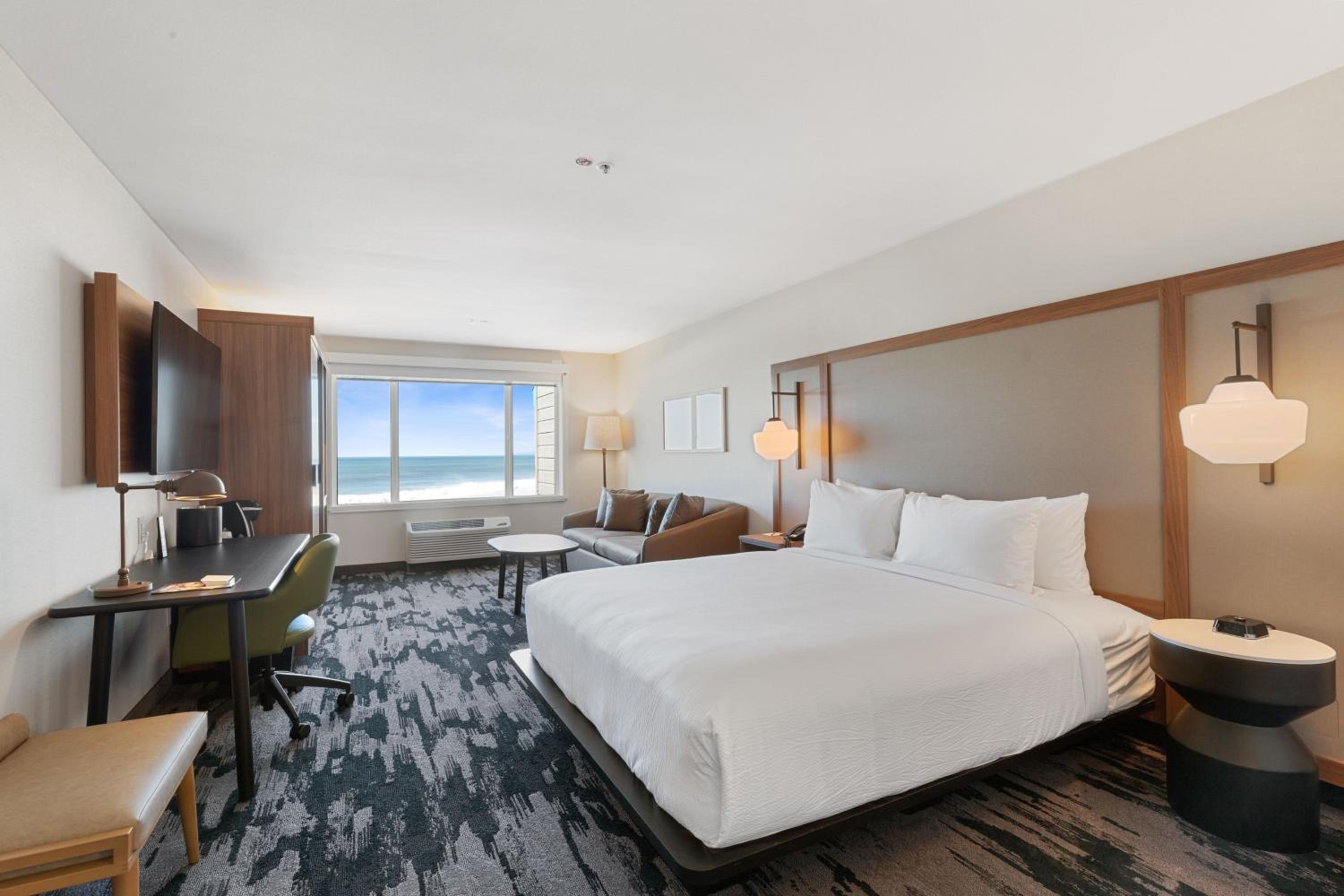 King Suite with Partial Ocean View, Bathtub and Sofa Bed - Mobility Access - Photo 1