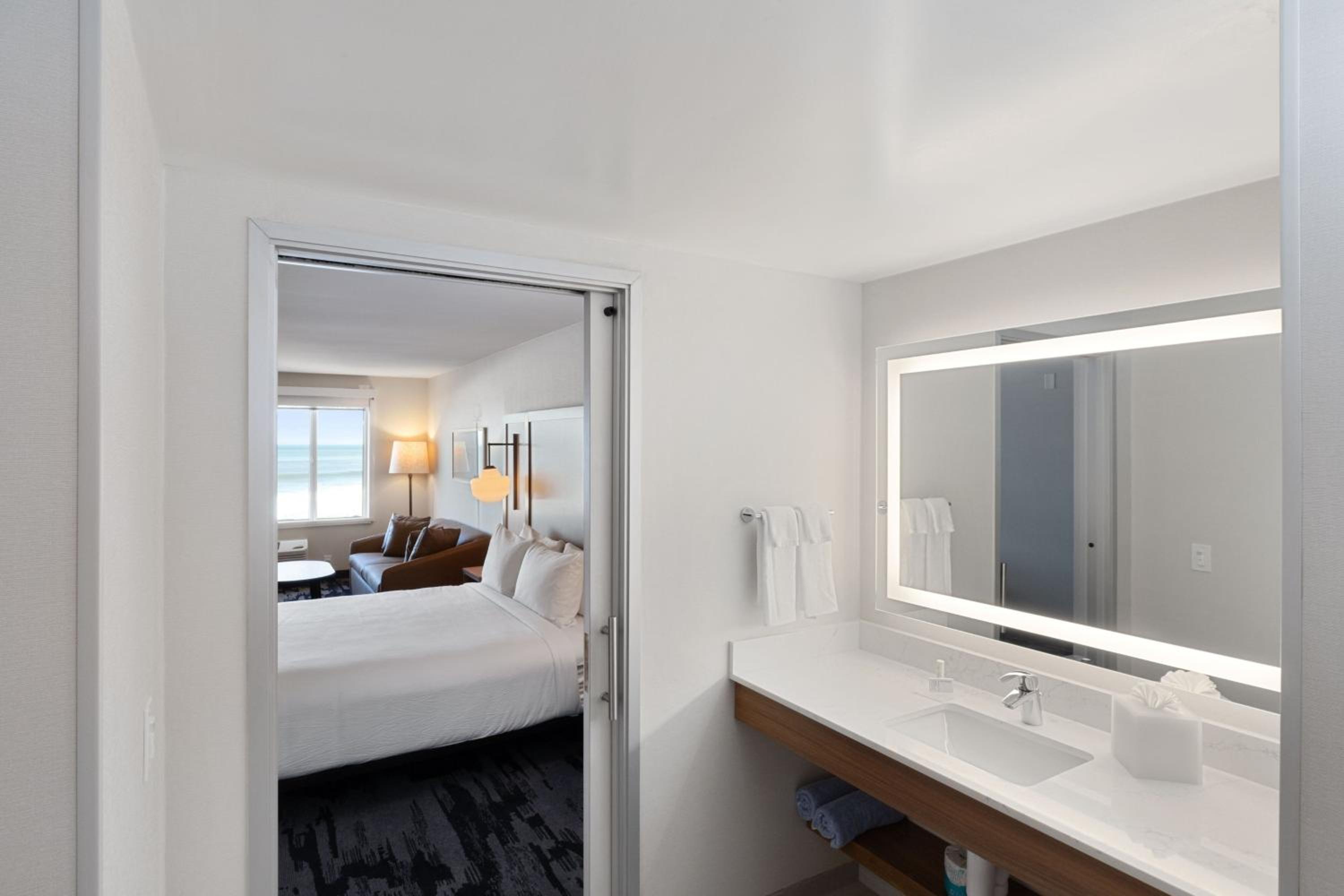 King Suite with Partial Ocean View, Bathtub and Sofa Bed - Mobility Access - Photo 3