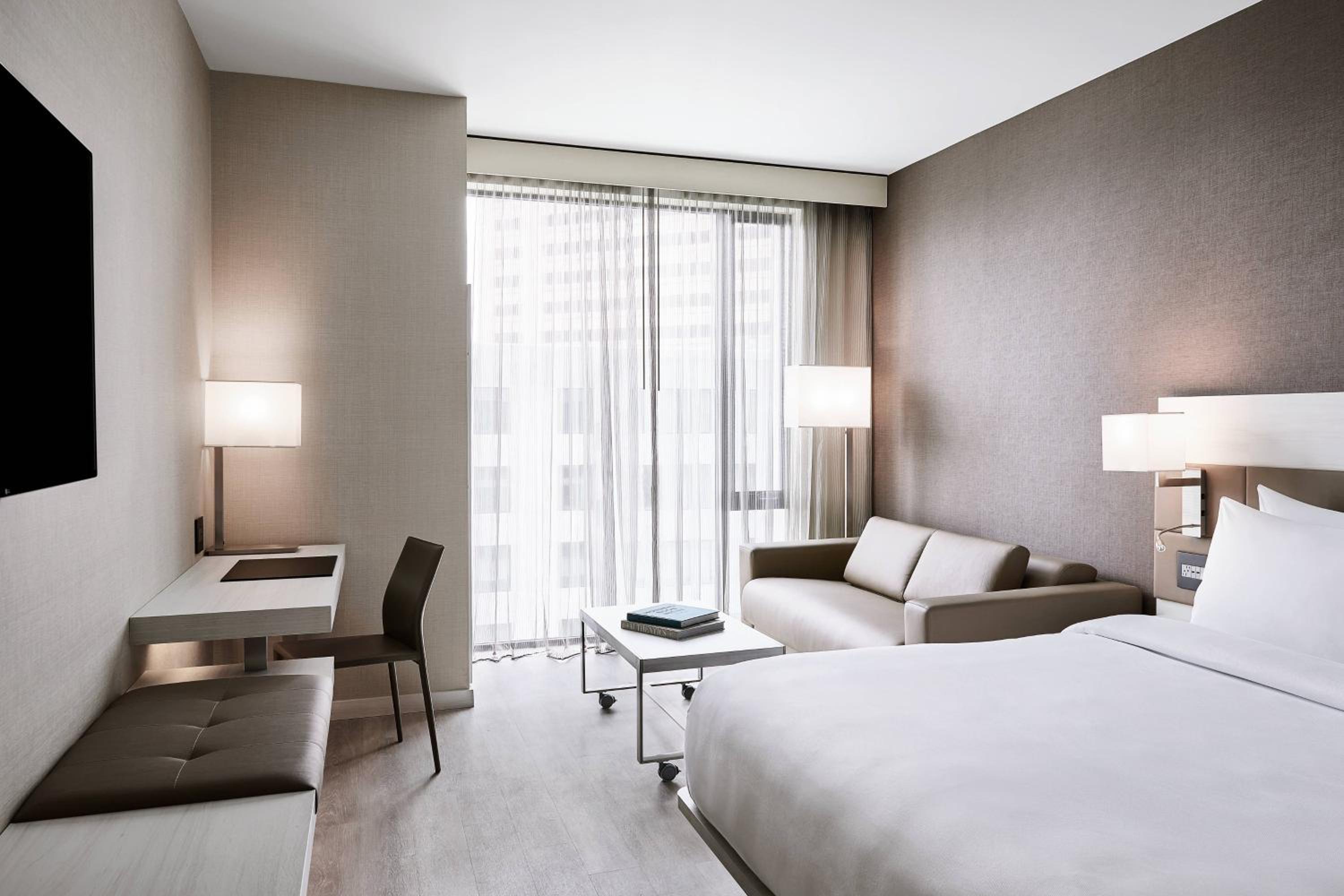 Guest room, King, Sofa bed, City view photo 1