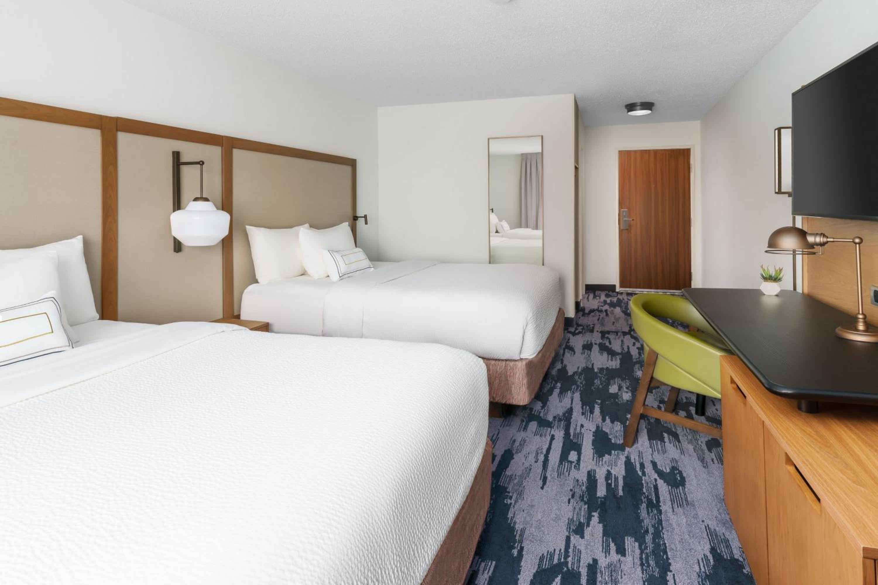 Queen Room with Two Queen Beds - Photo 2