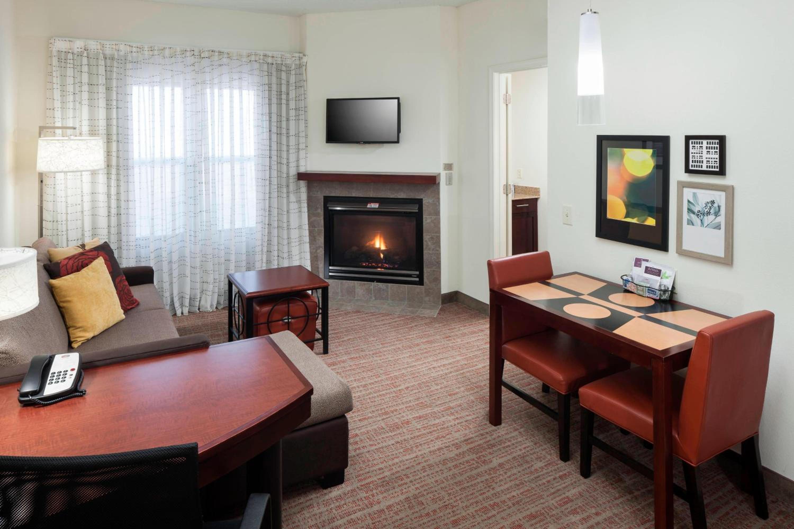 One-Bedroom Suite - Photo 2