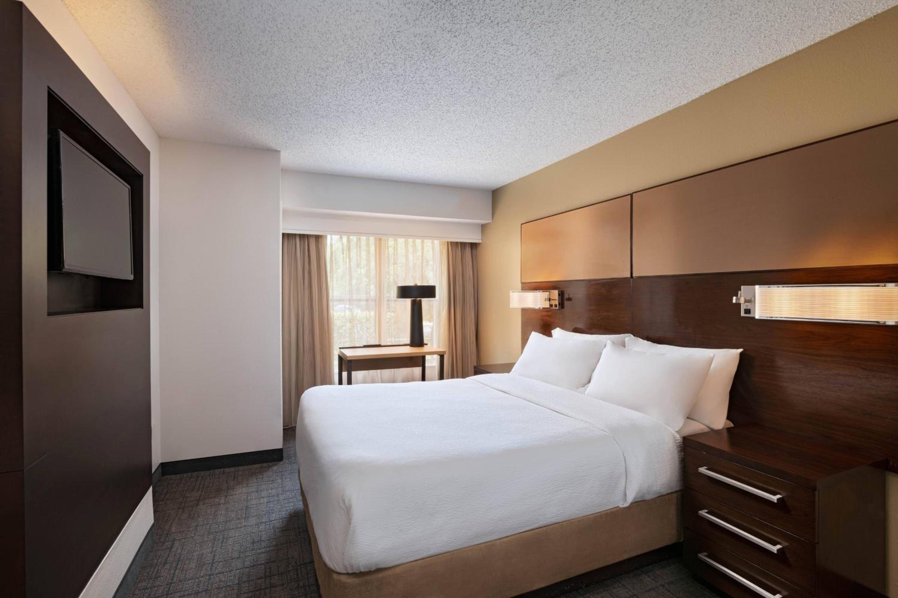 Suite, 1 Bedroom, Fireplace thumbnail 6