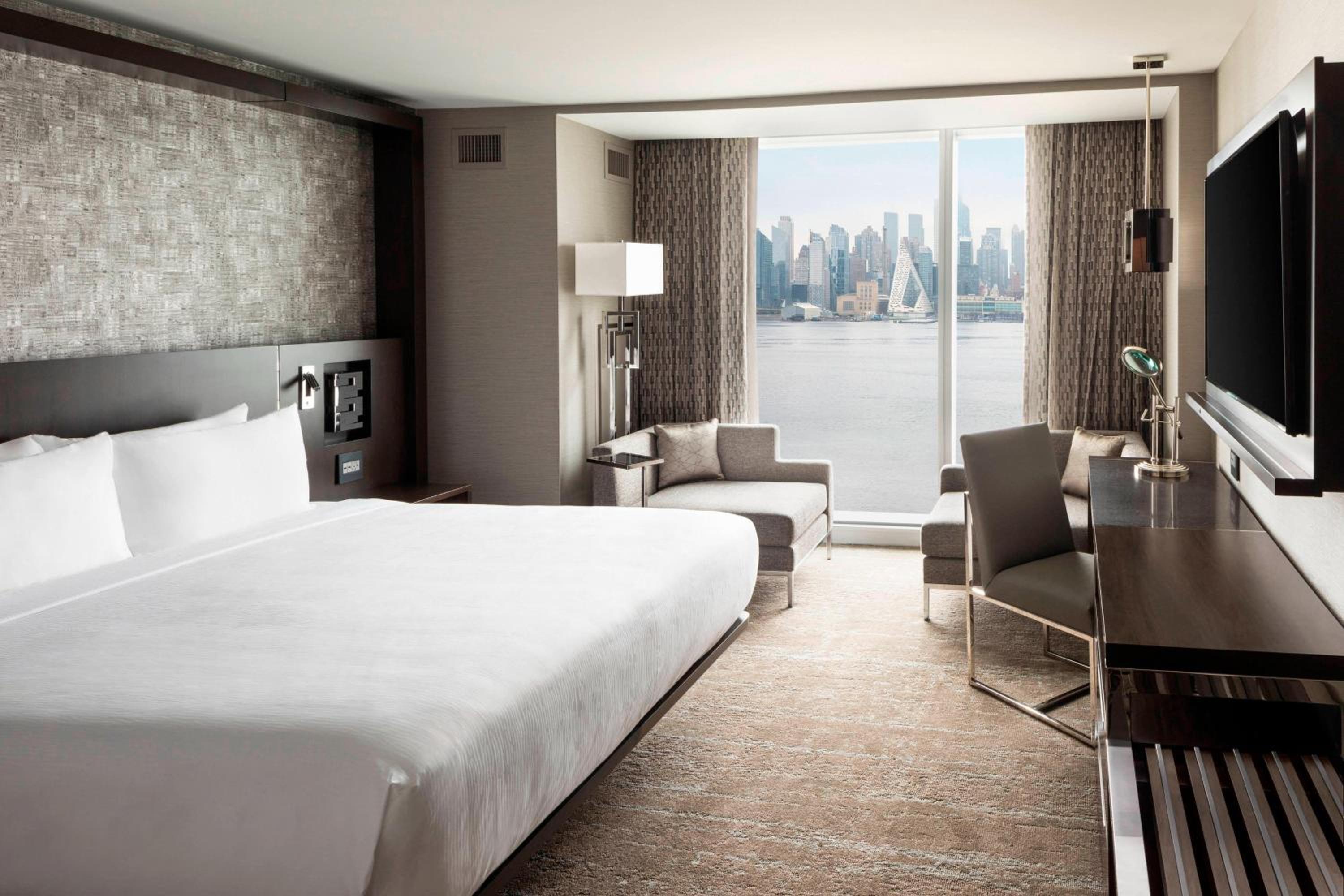 Guest room, 1 King, Skyline view - Photo 1