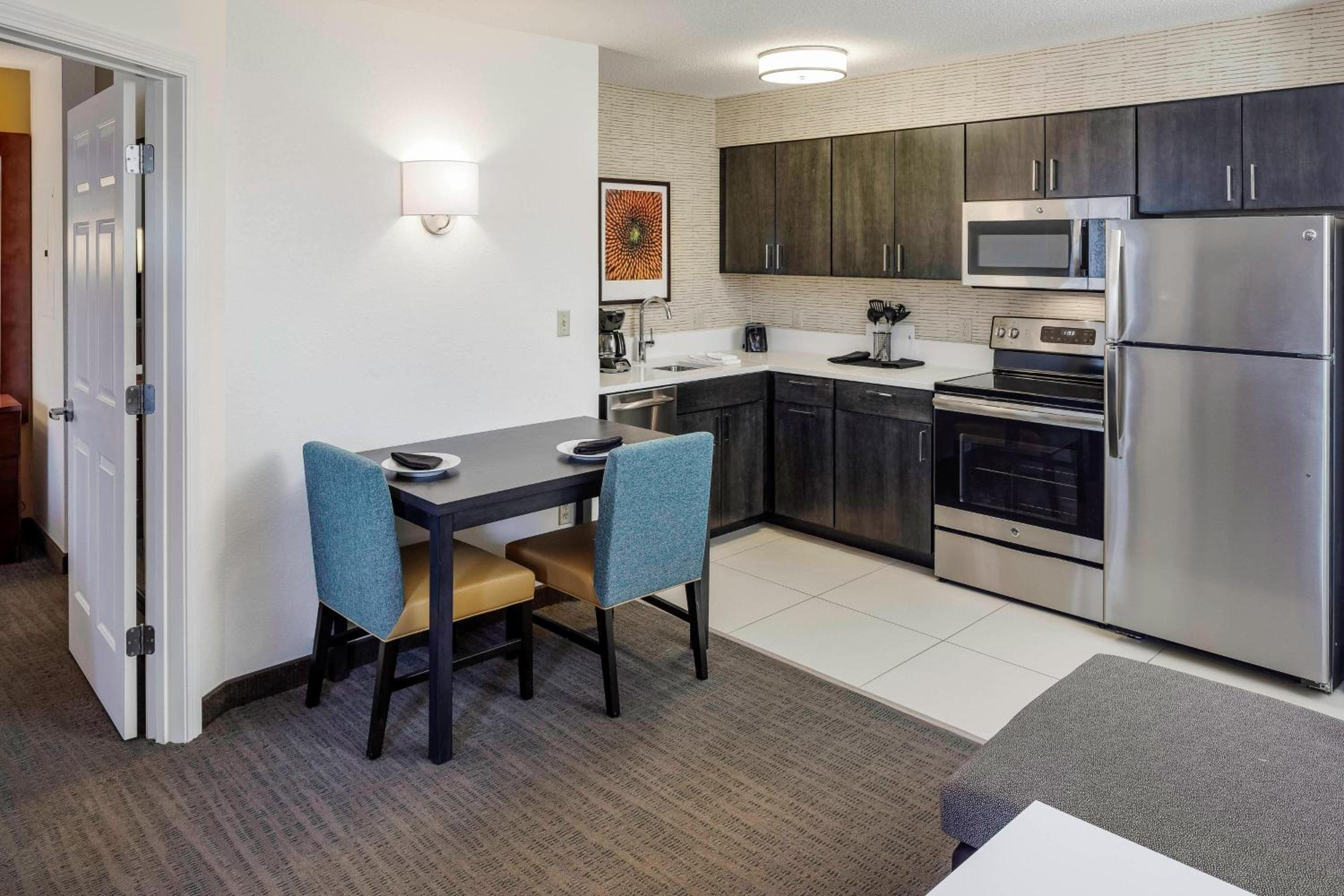 One-Bedroom King Suite with Sofa Bed photo 2