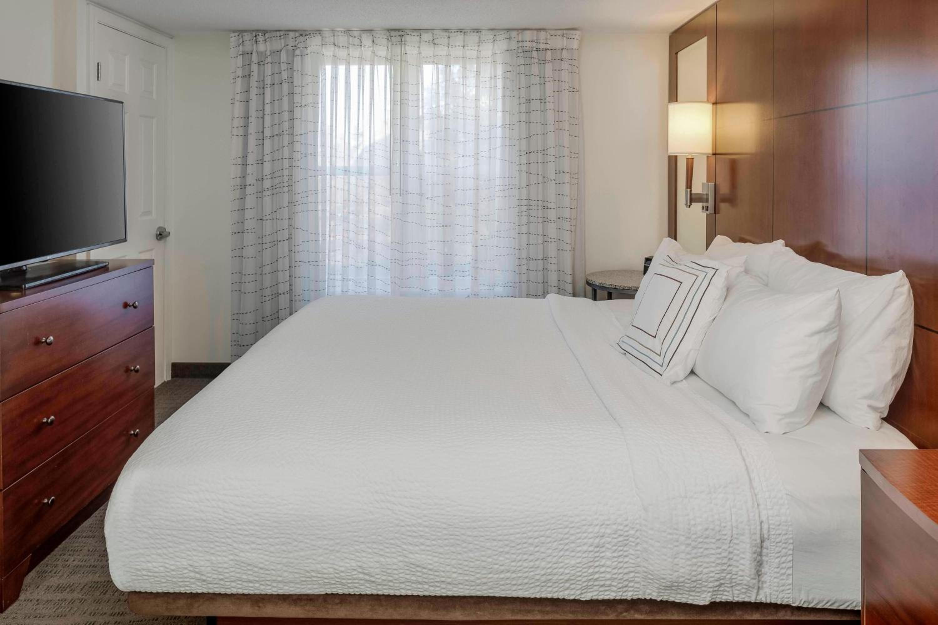 One-Bedroom King Suite with Sofa Bed photo 3