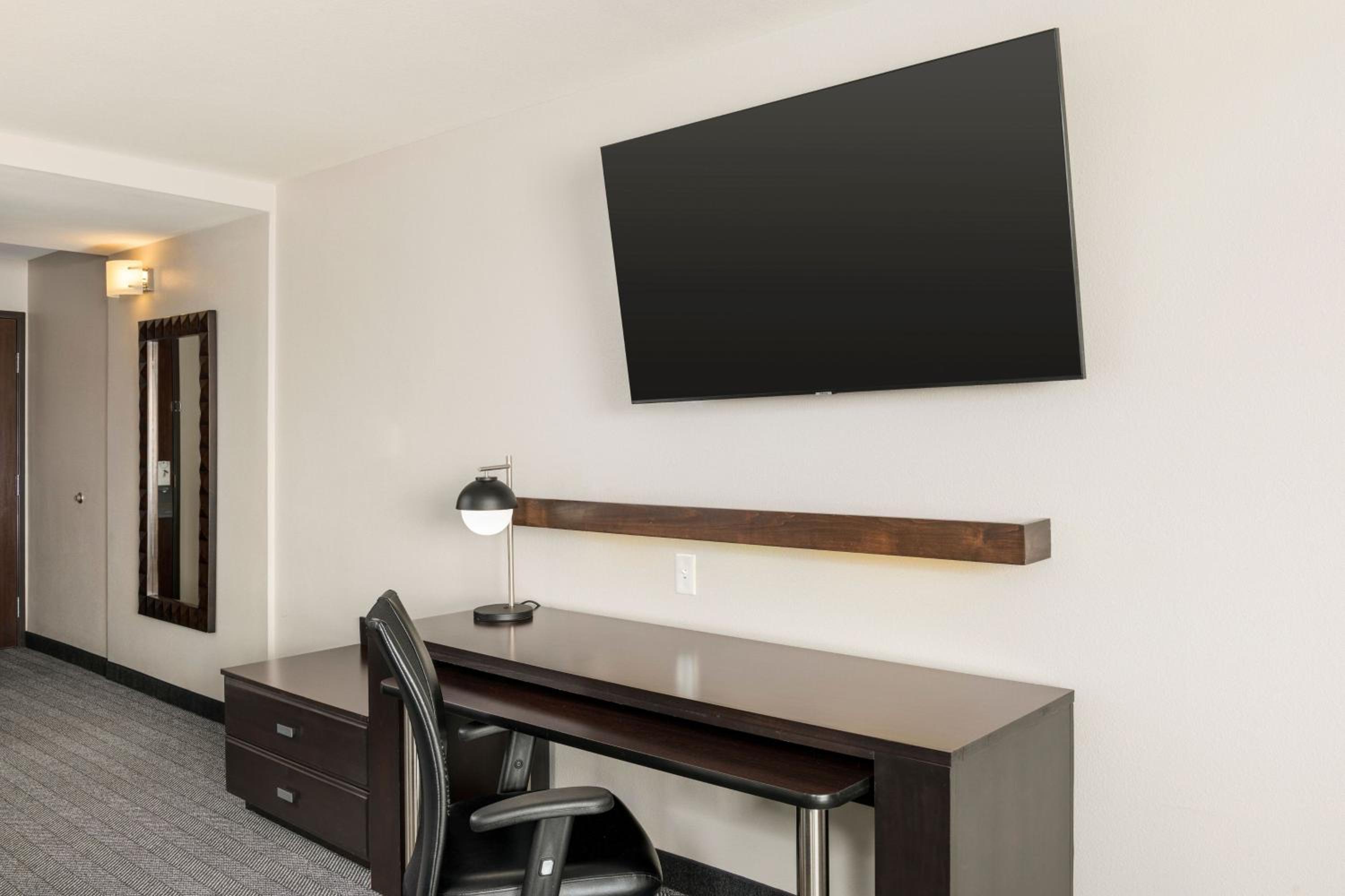 King Room with Sofa Bed and Adapted Tub - Mobility Accessible photo 2