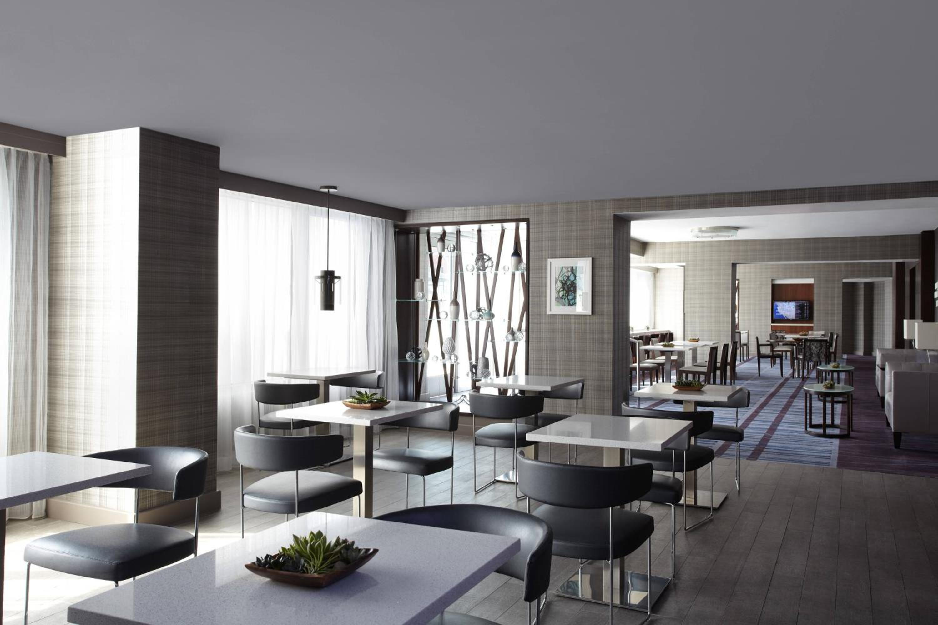 King Room - Hearing Accessible/Club Lounge Access photo 3