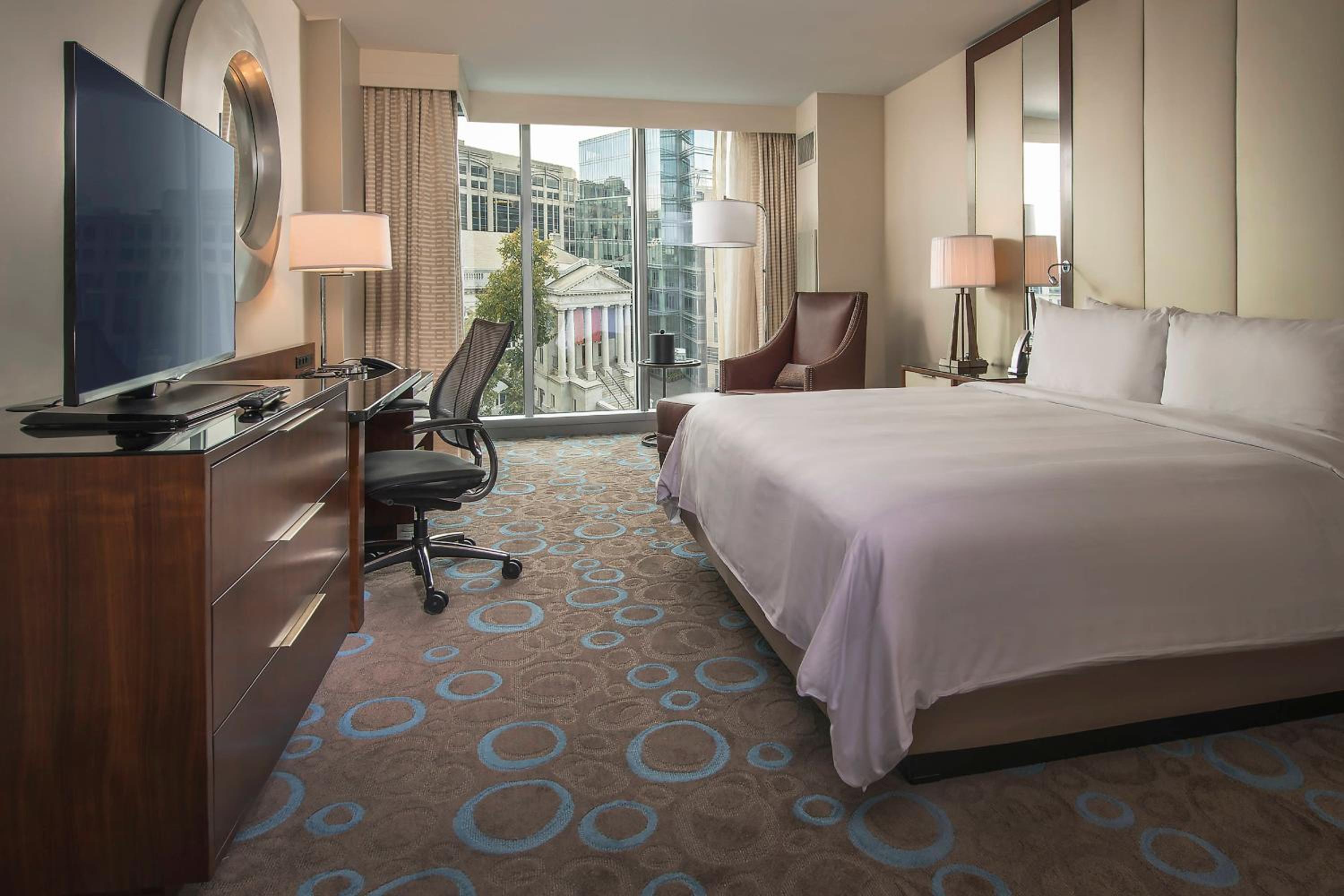 King Room - Hearing Accessible photo 2