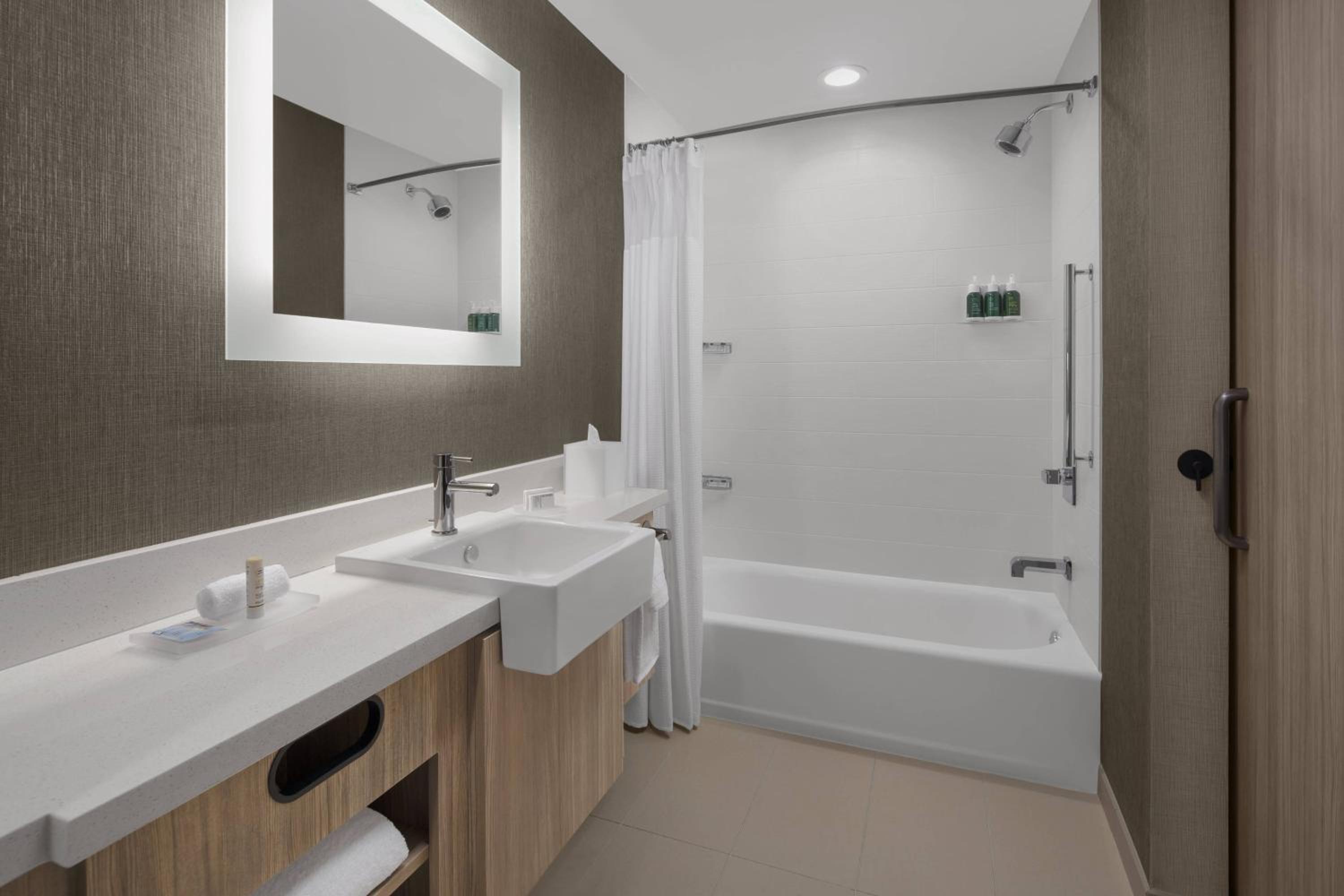 King Suite with Trundle Bed and Adapted Tub - Mobility and Hearing Accessible - Photo 4