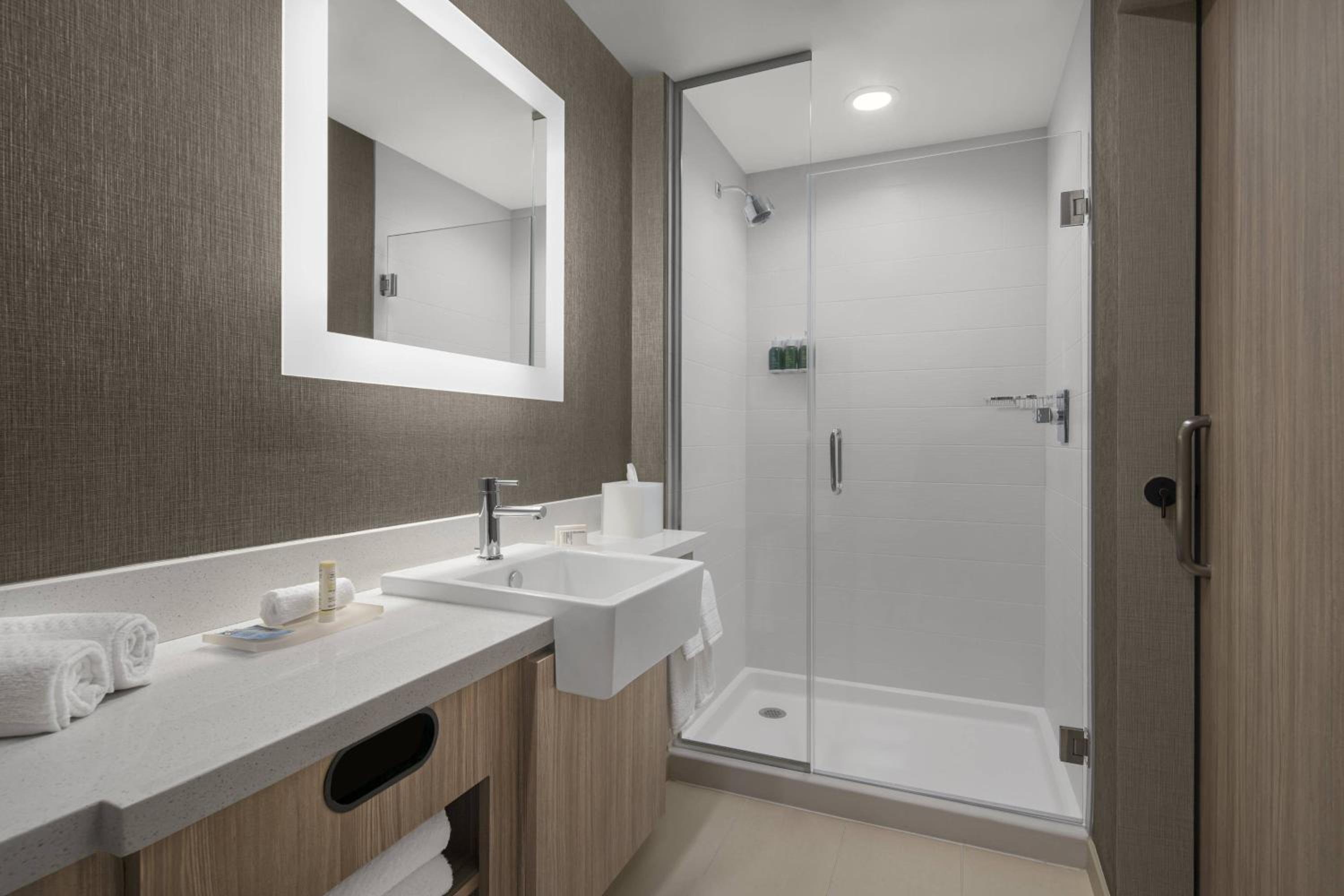 King Suite with Trundle Bed and Adapted Tub - Mobility and Hearing Accessible - Photo 6