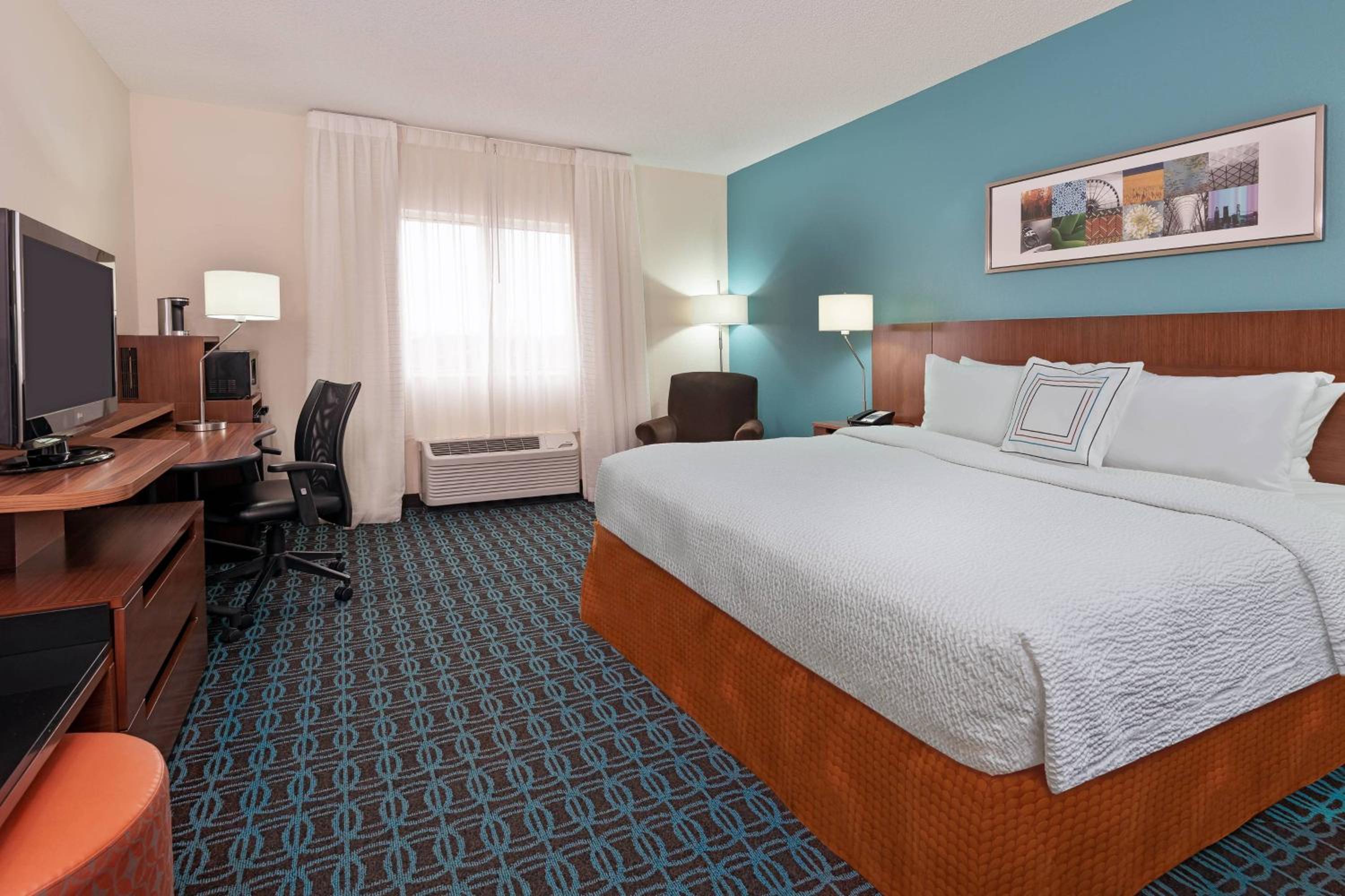 King Room with Adapted Tub - Mobility and Hearing Accessible