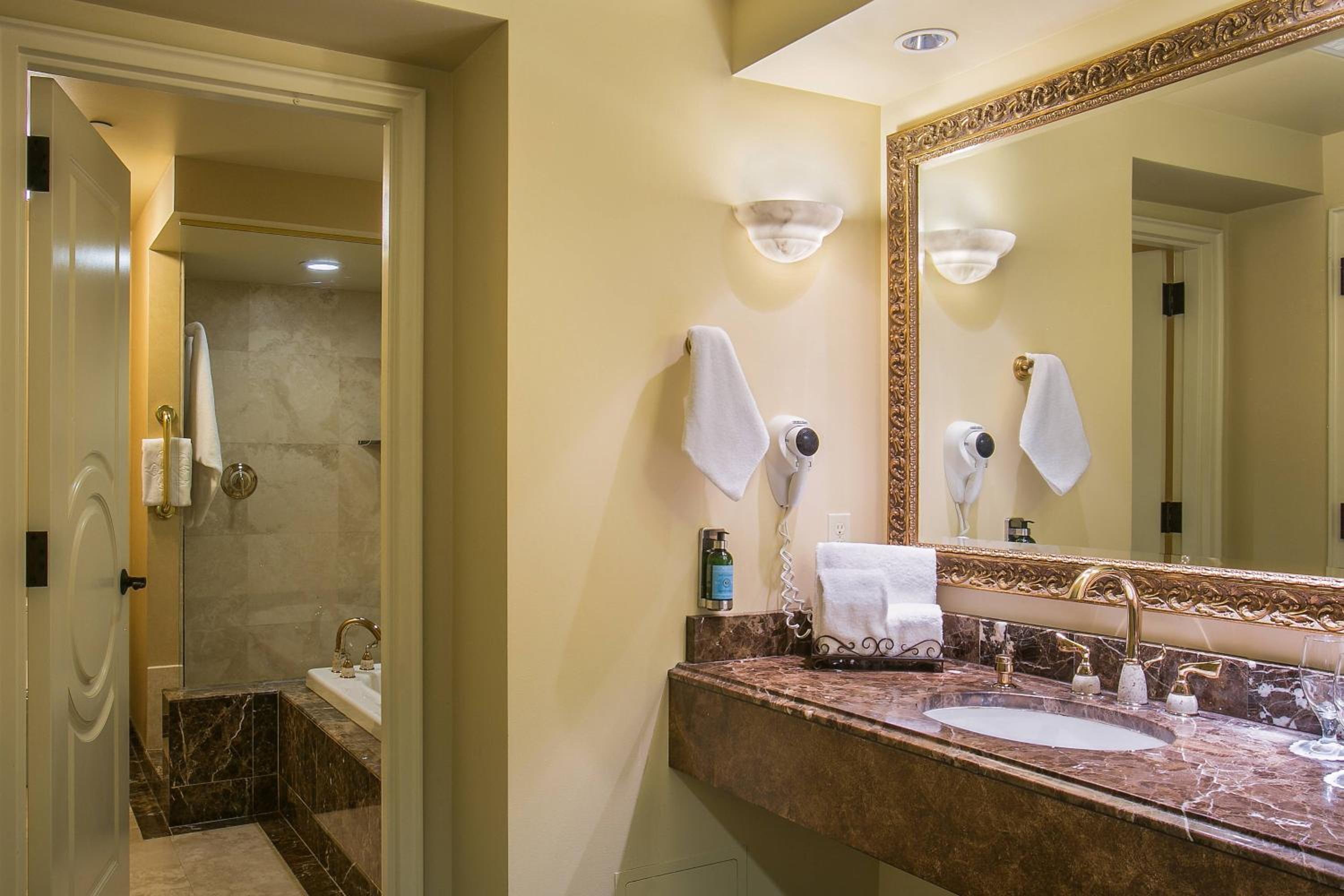 Deluxe Queen Room with Two Queen Beds