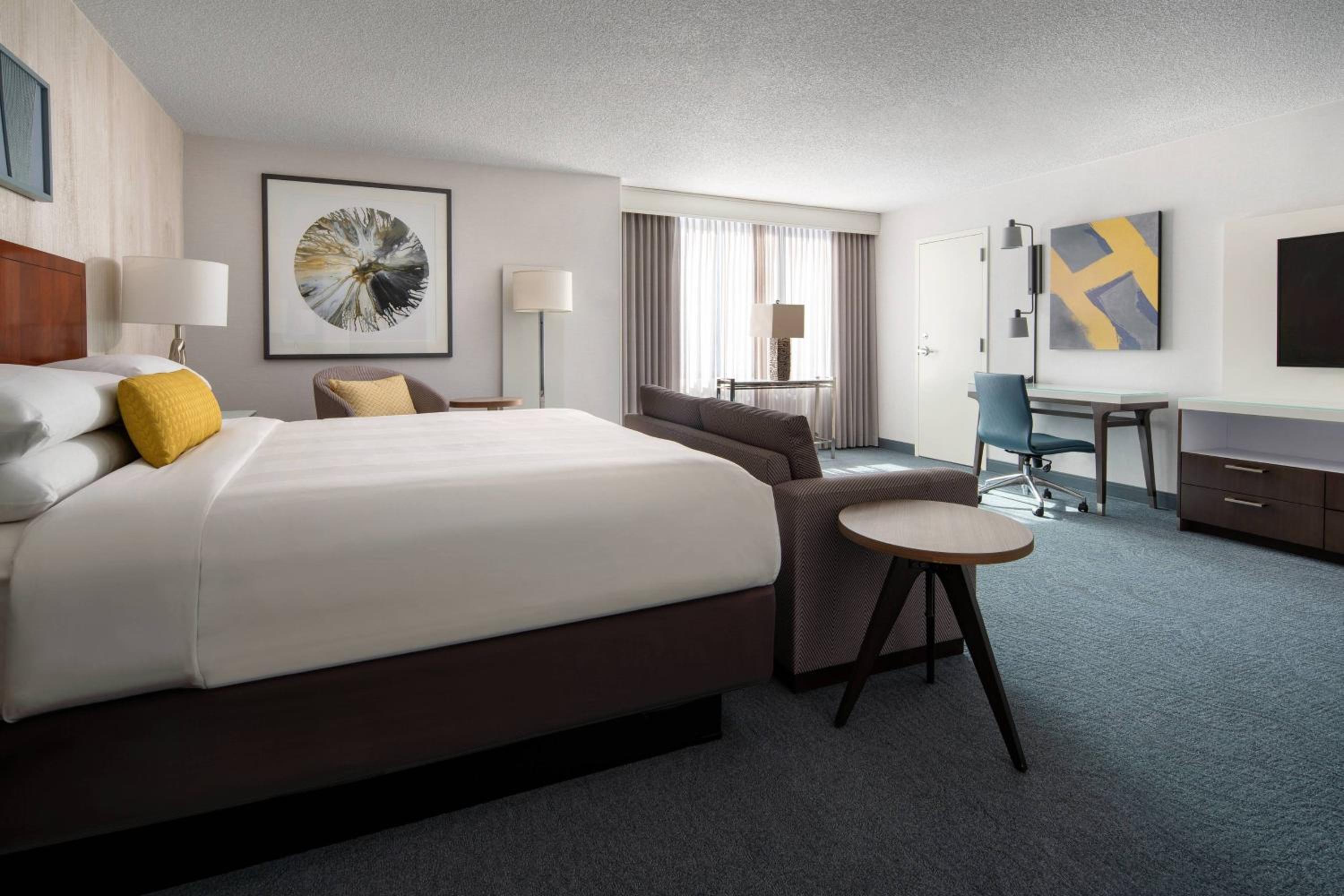 Junior Suite with King Bed - Photo 3