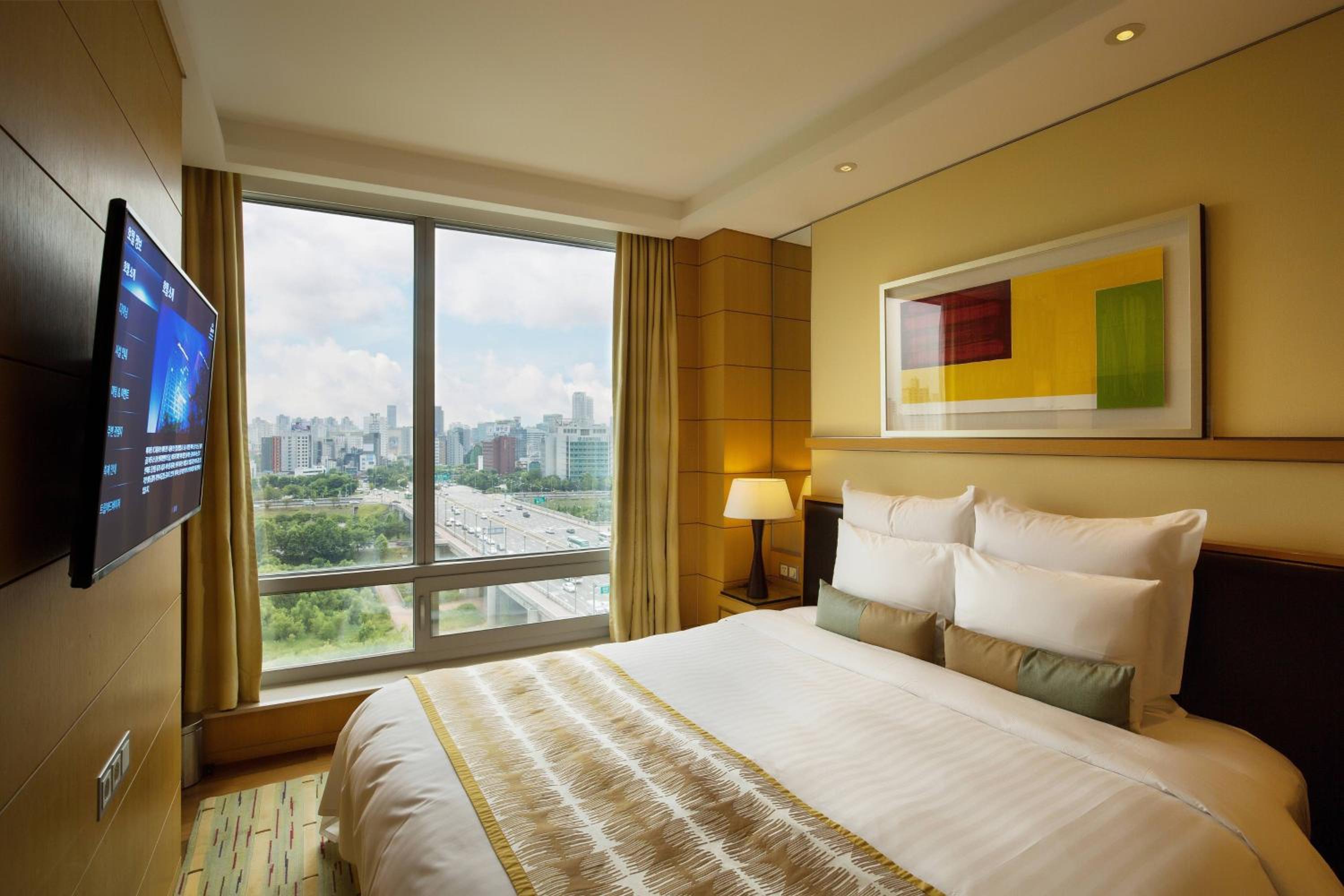 One-Bedroom Suite - Photo 3