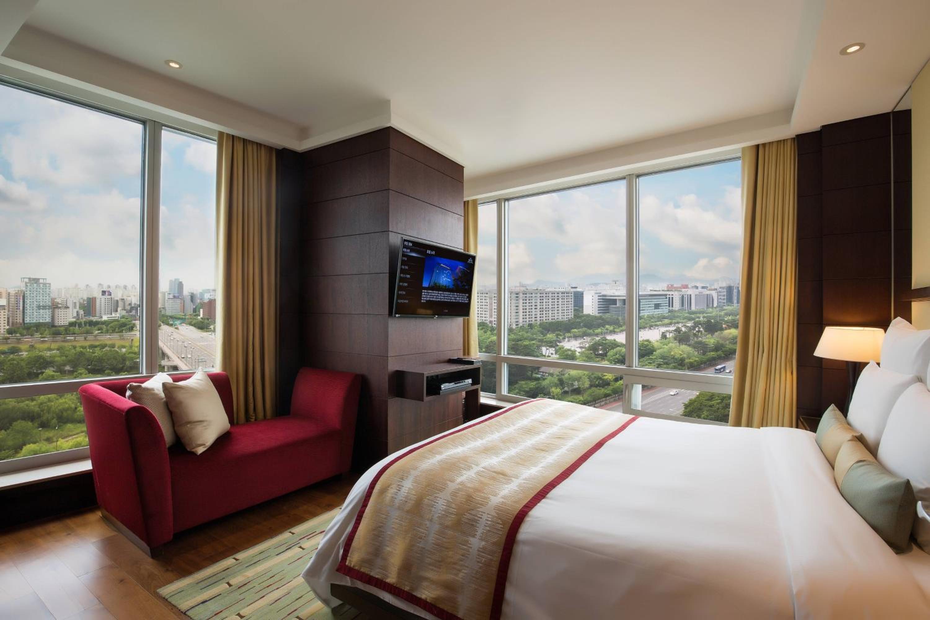One-Bedroom Executive Suite  - Photo 2