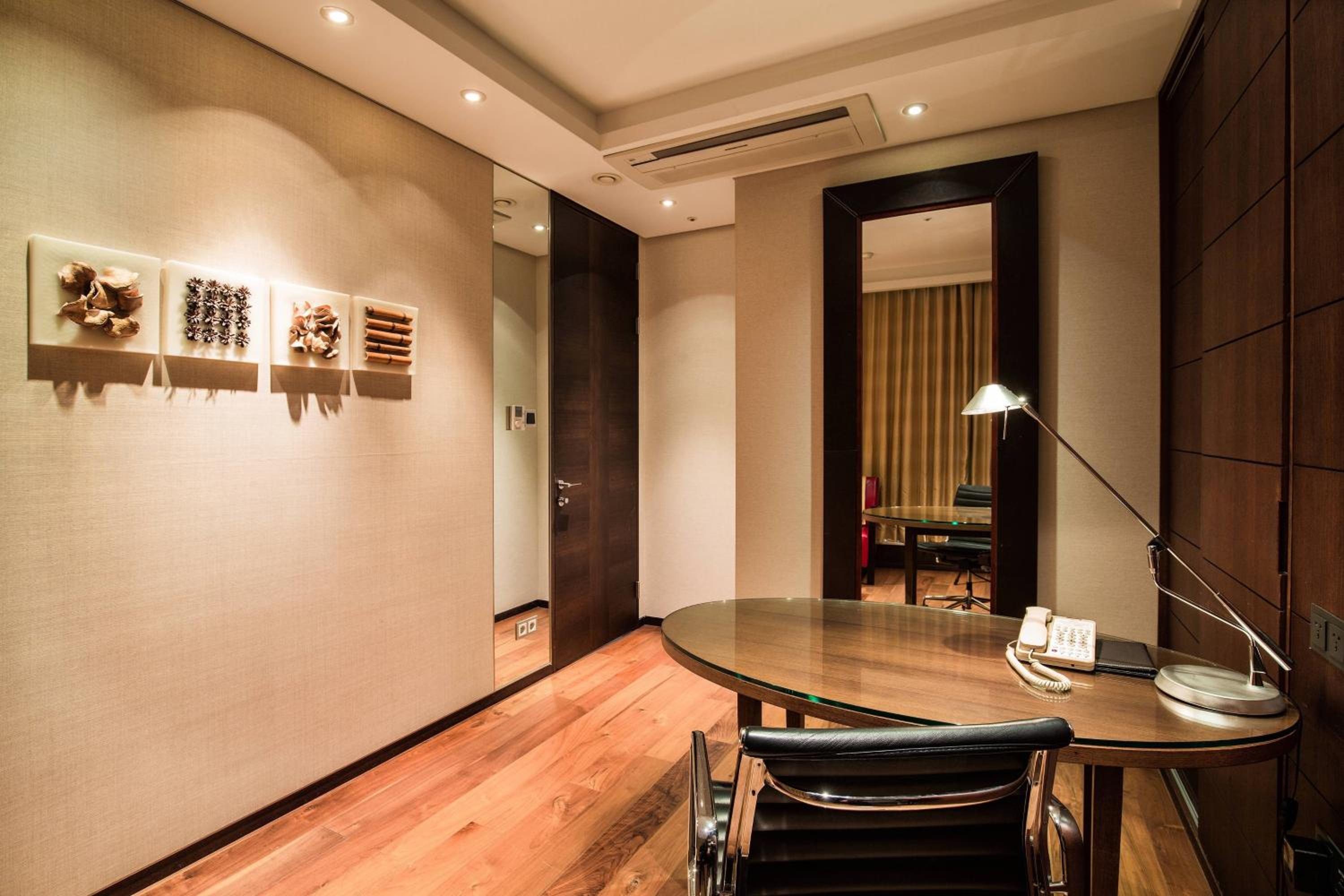 Penthouse Suite - Photo 2