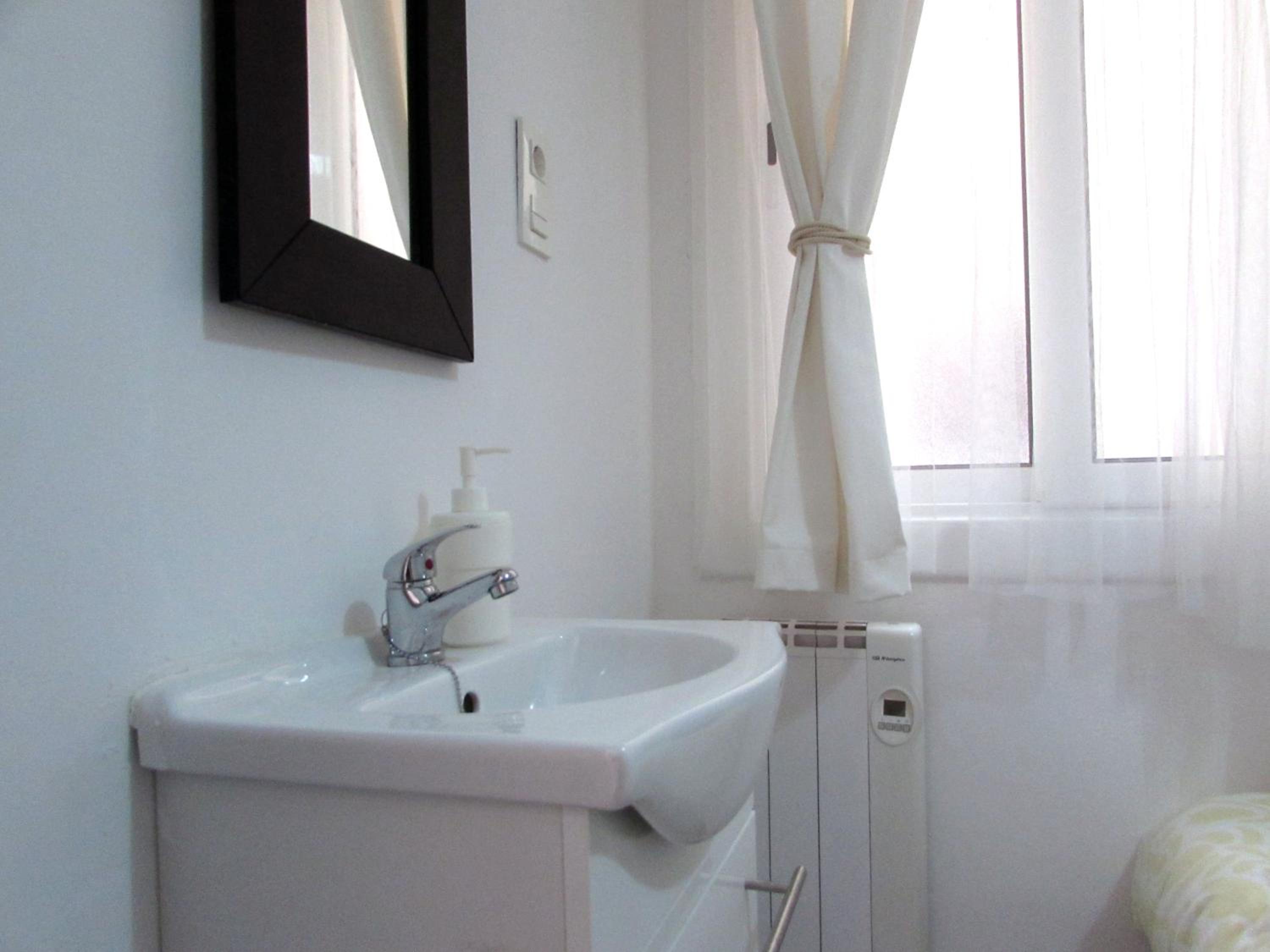 Single Room with Shared Bathroom photo 2