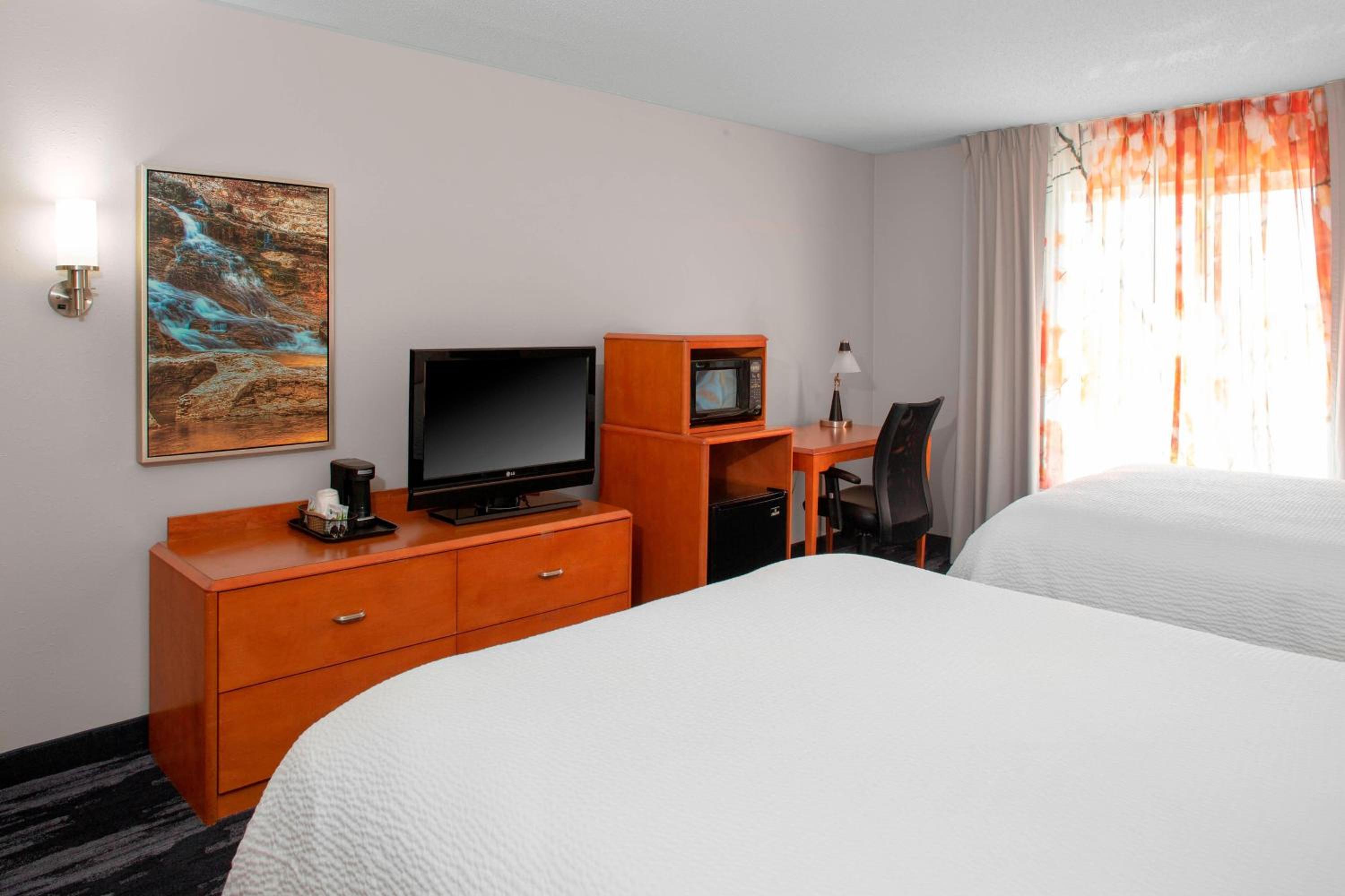 Queen Room with Two Queen Beds - Photo 7