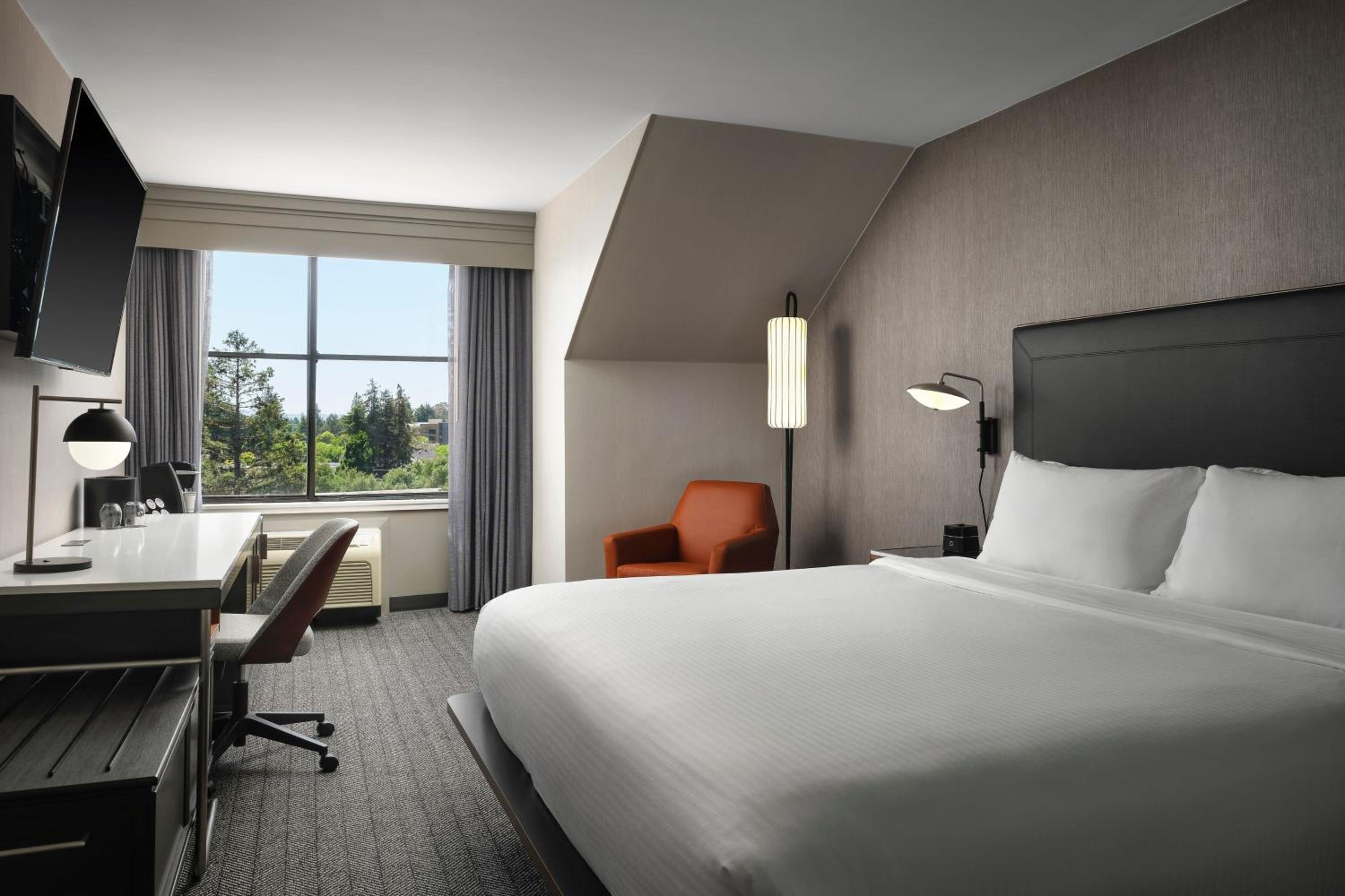King Room with Roll-in Shower - Mobility and Hearing Accessible - Photo 1