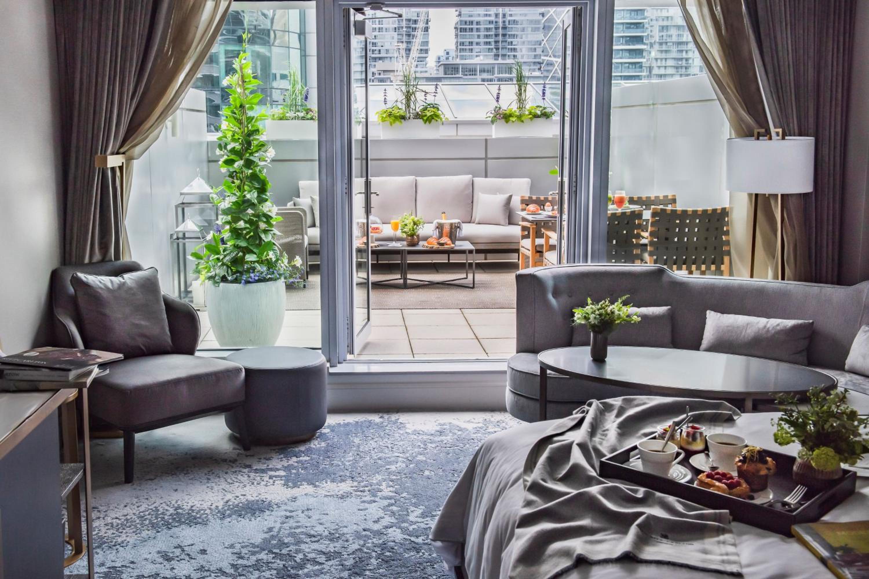 Deluxe Patio Room thumbnail 5