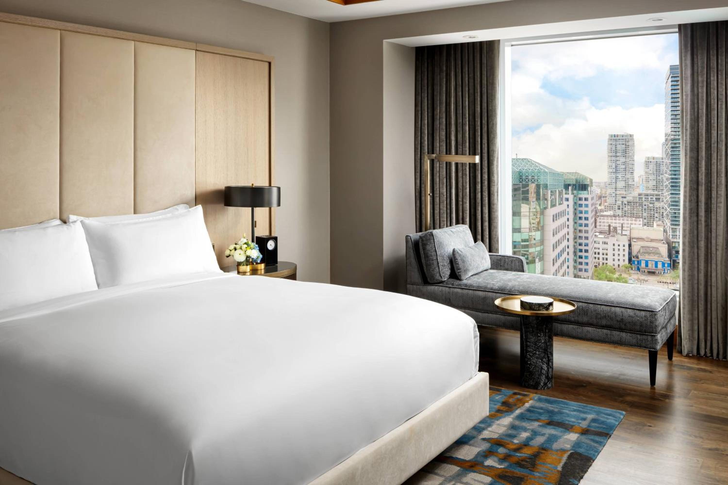 Wellington Signature Suite City View Club Level - 1 King Bed thumbnail 6