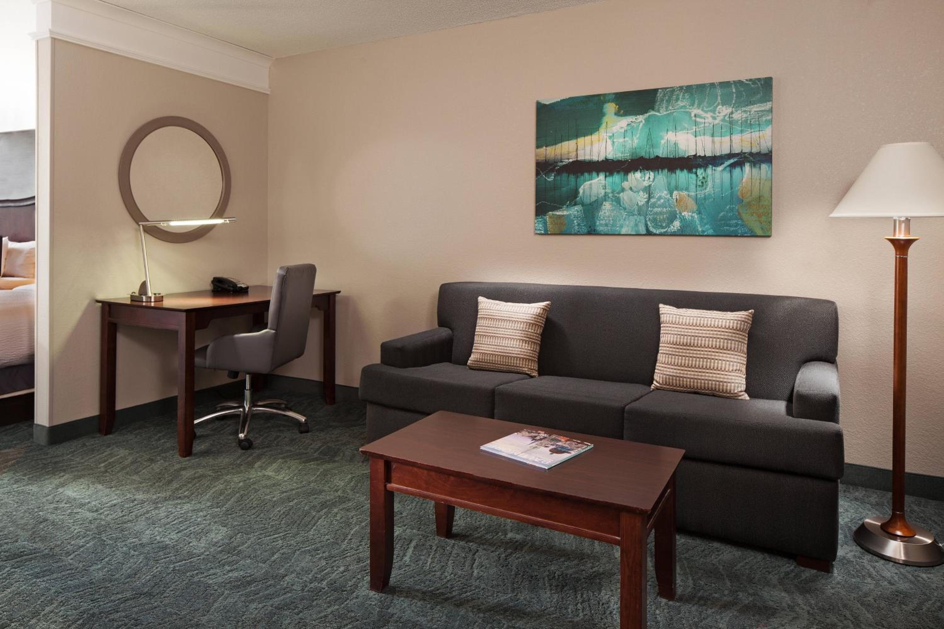Suite with Two Queen Beds, Sofa Bed and Adapted Tub - Mobility and Hearing Accessible photo 2