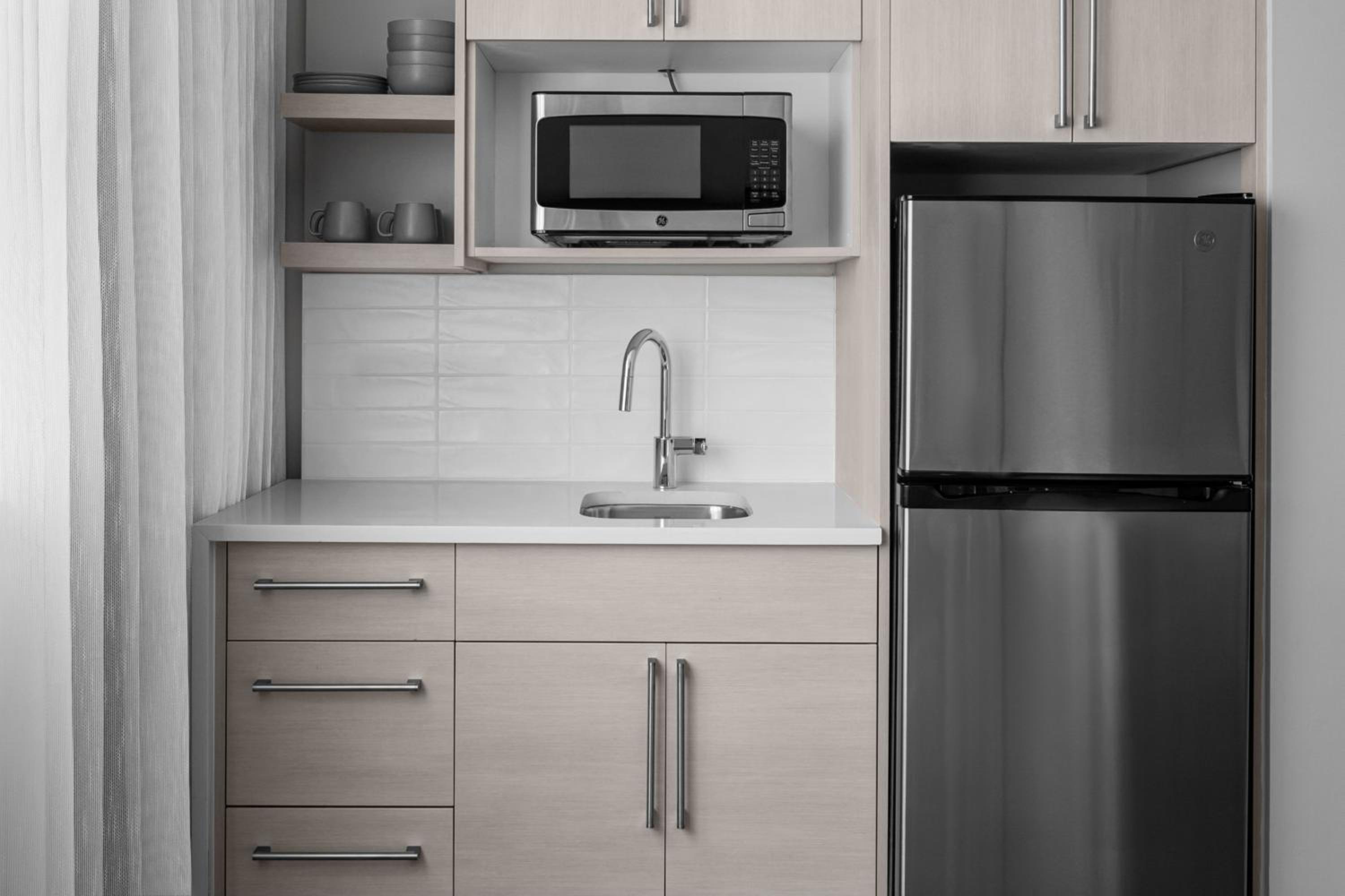 King Studio with City View and Roll-in Shower - Mobility Accessible
