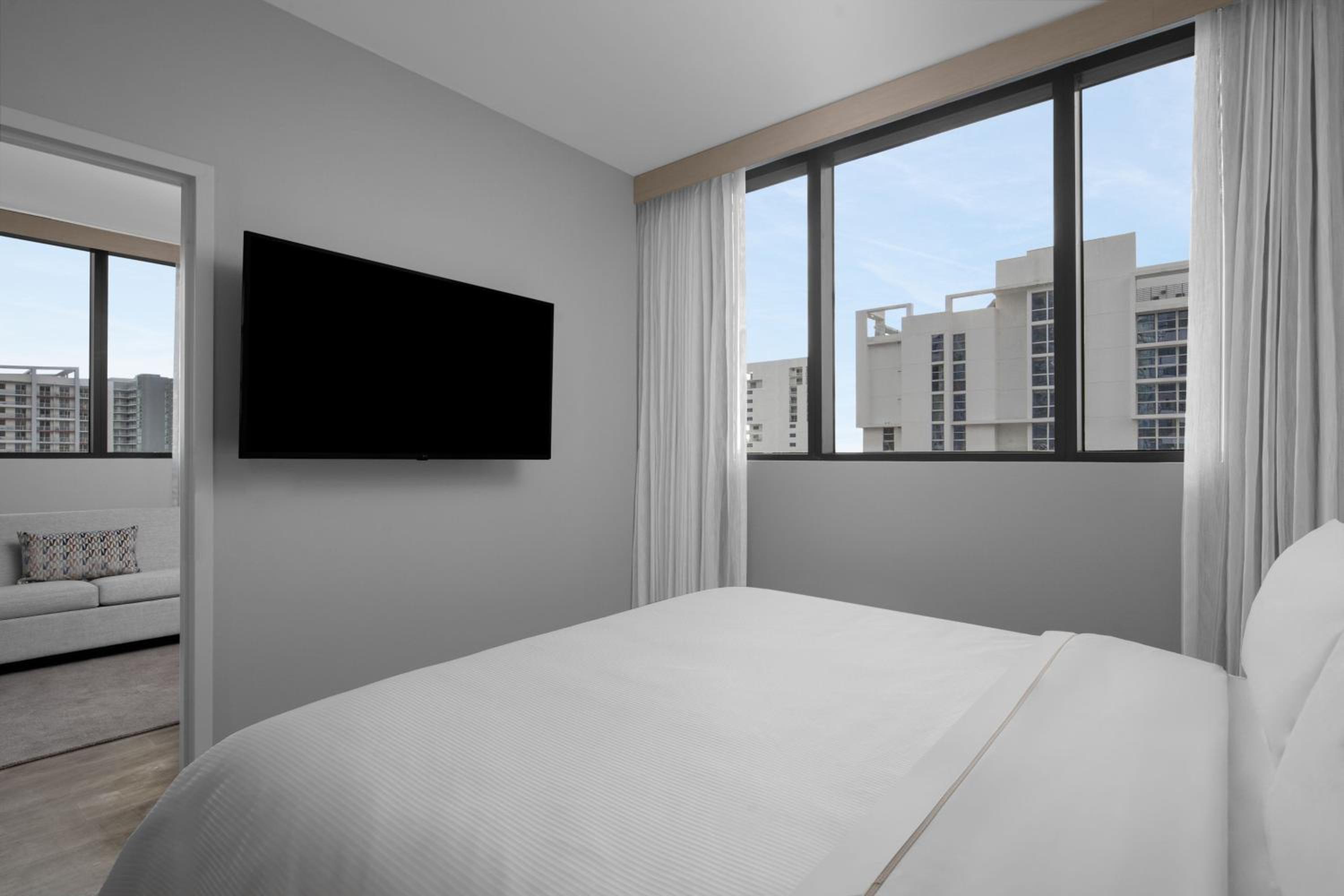 One Bedroom King Suite with Sofa Bed and City View photo 2