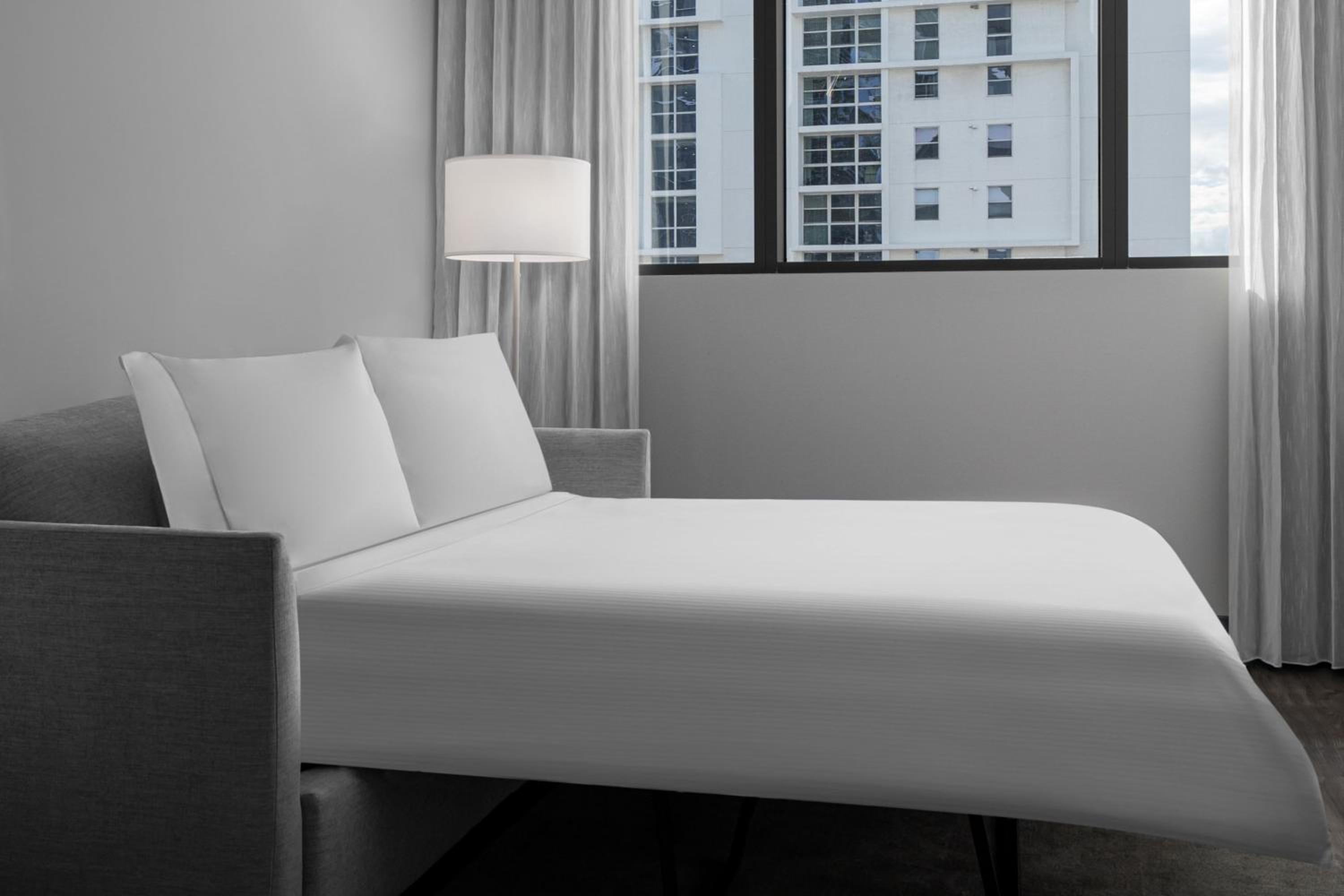 One Bedroom King Suite with Sofa Bed and City View photo 3