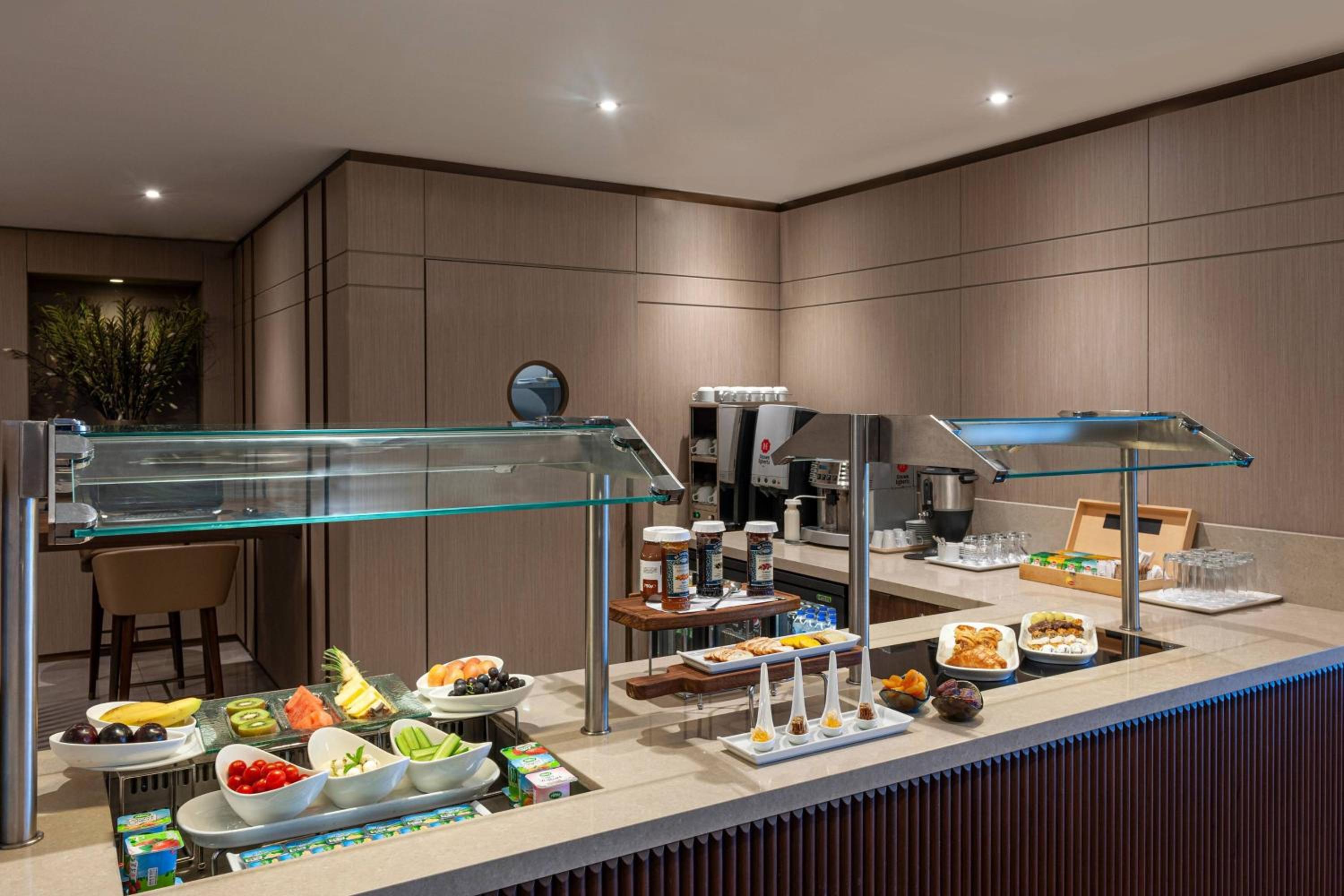 Executive King Room with Sea View and Club Lounge Access thumbnail 6