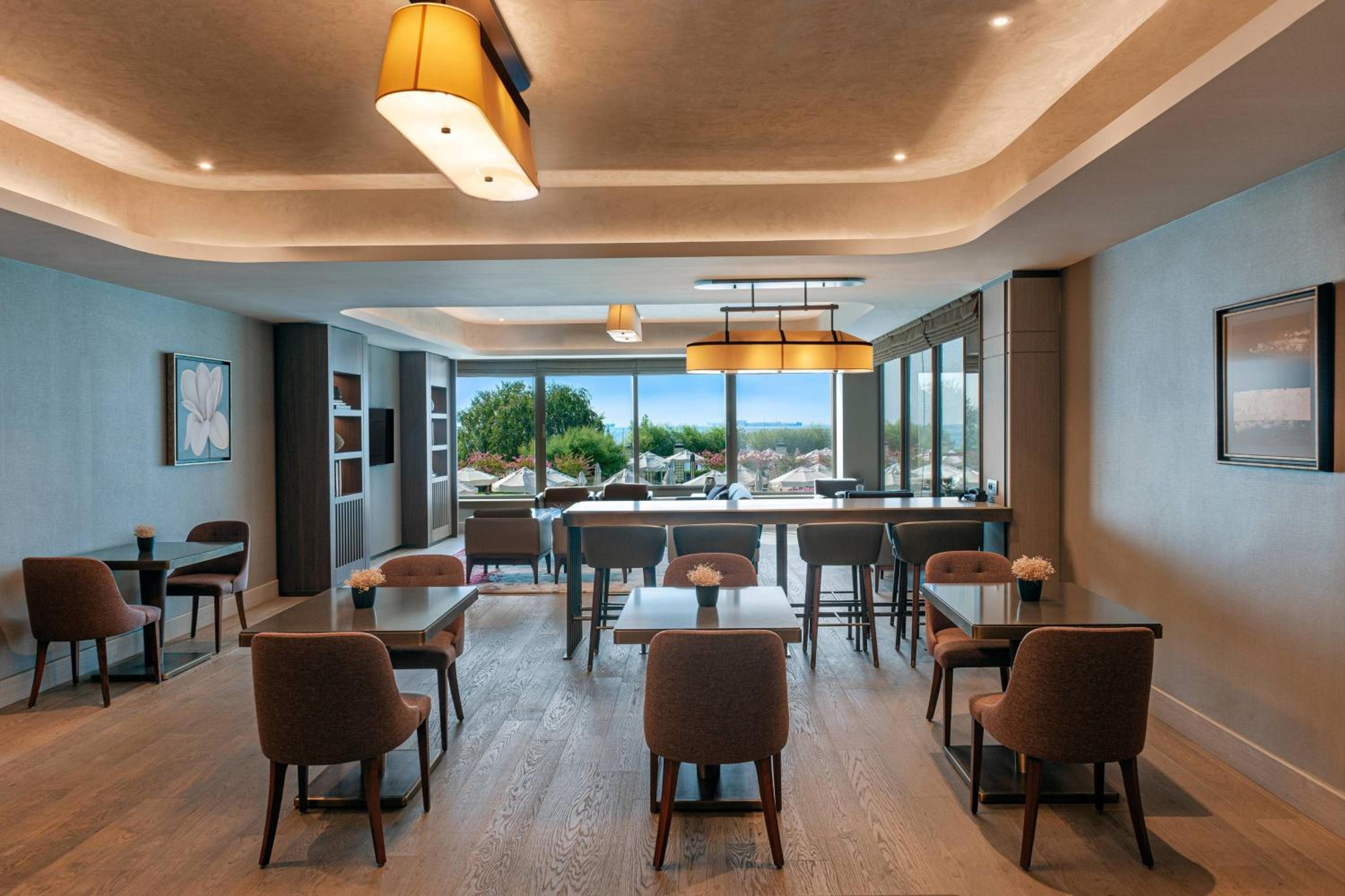 Executive King Room with City View and Club Lounge Access thumbnail 5