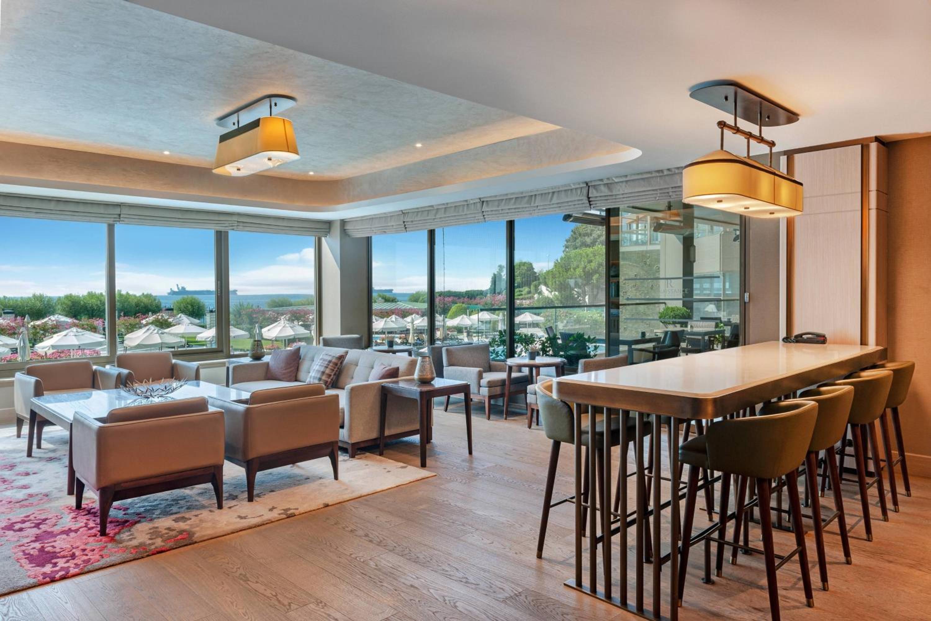 Executive King Room with City View and Club Lounge Access thumbnail 6
