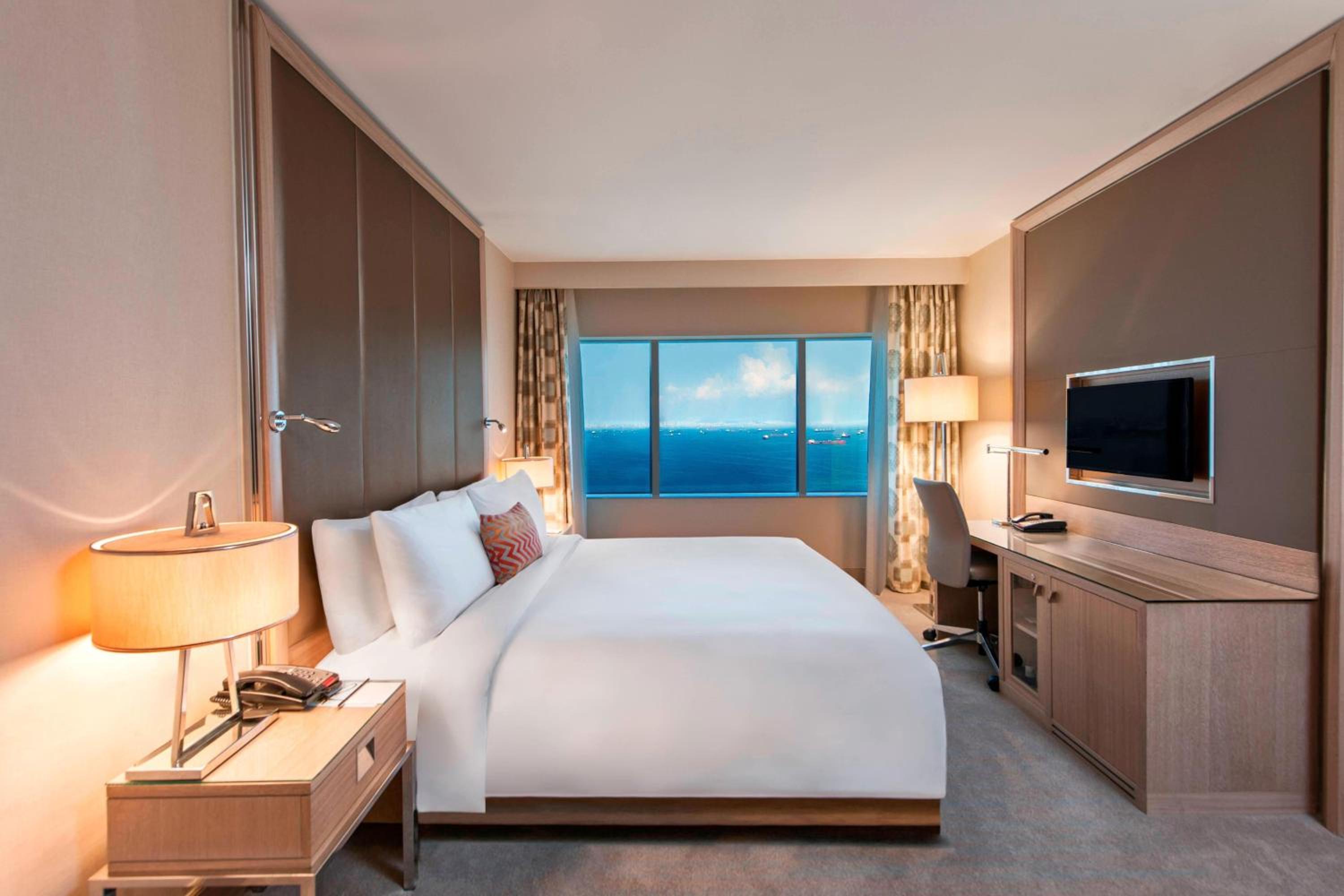 Executive King Room with Sea View and Club Lounge Access