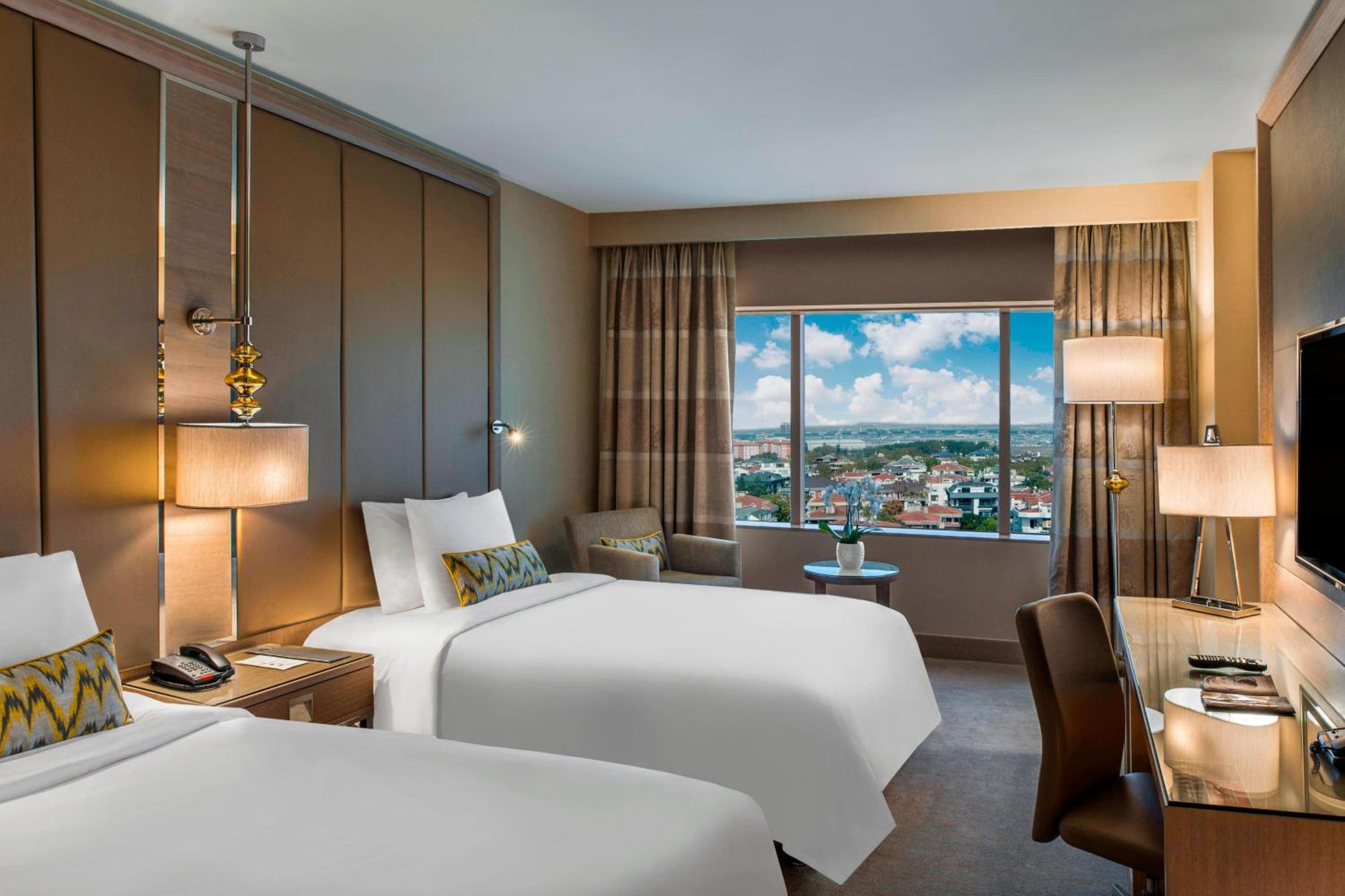 Executive Twin Room with City View and Club Lounge Access