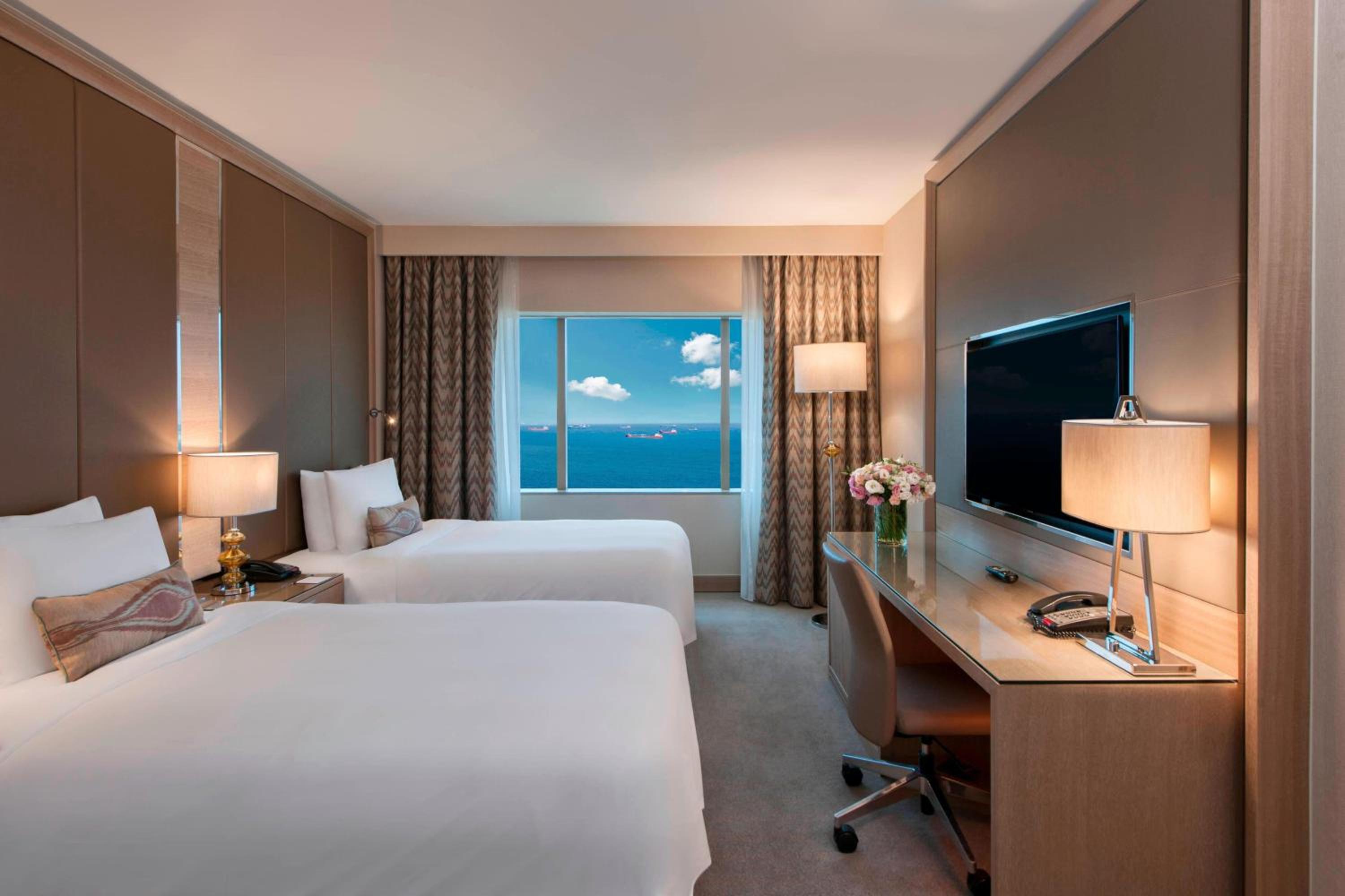Executive Twin Room with Sea View and Club Lounge Access thumbnail 6