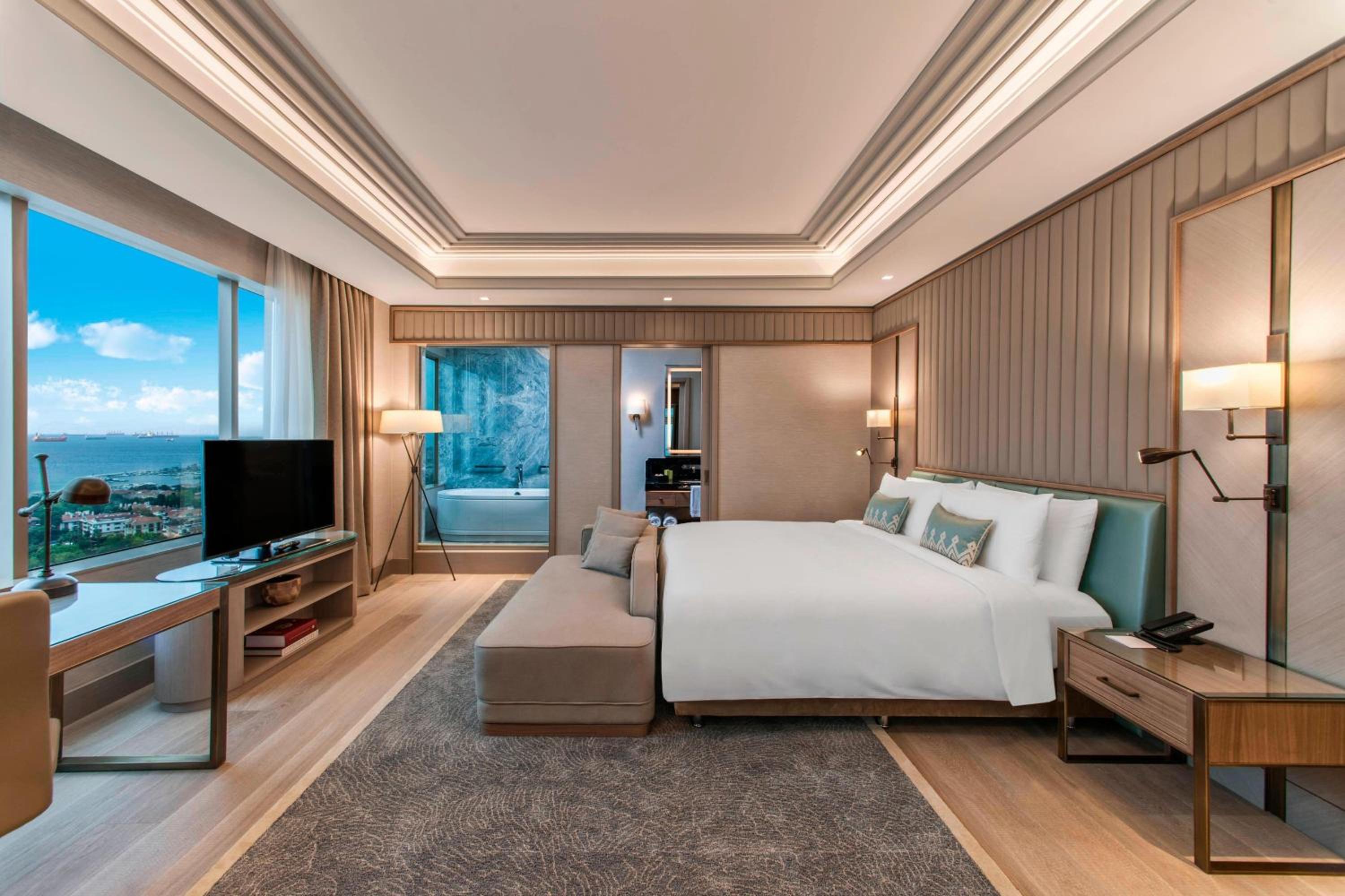 Presidential Suite, Club lounge access, 1 King, Sea view thumbnail 6