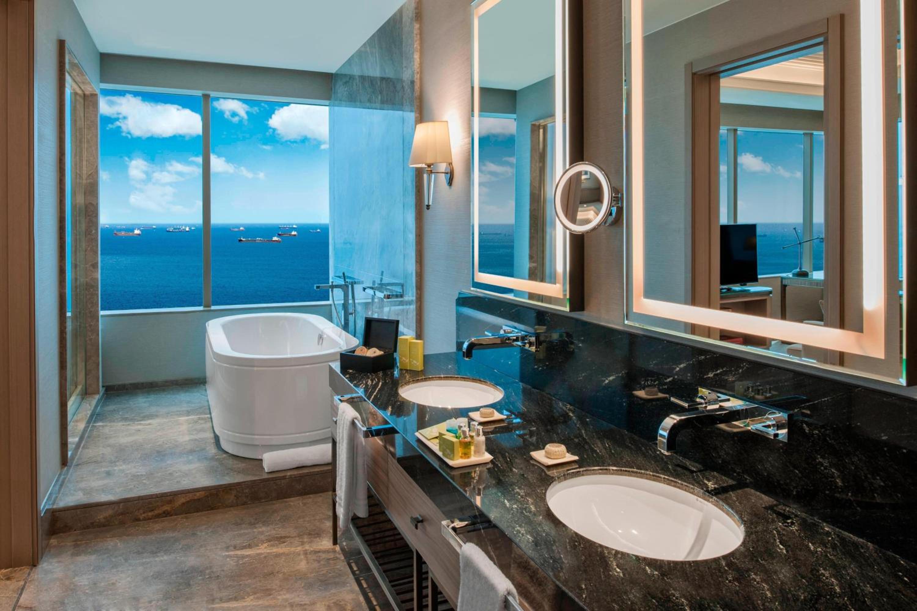 Presidential Suite, Club lounge access, 1 King, Sea view thumbnail 5