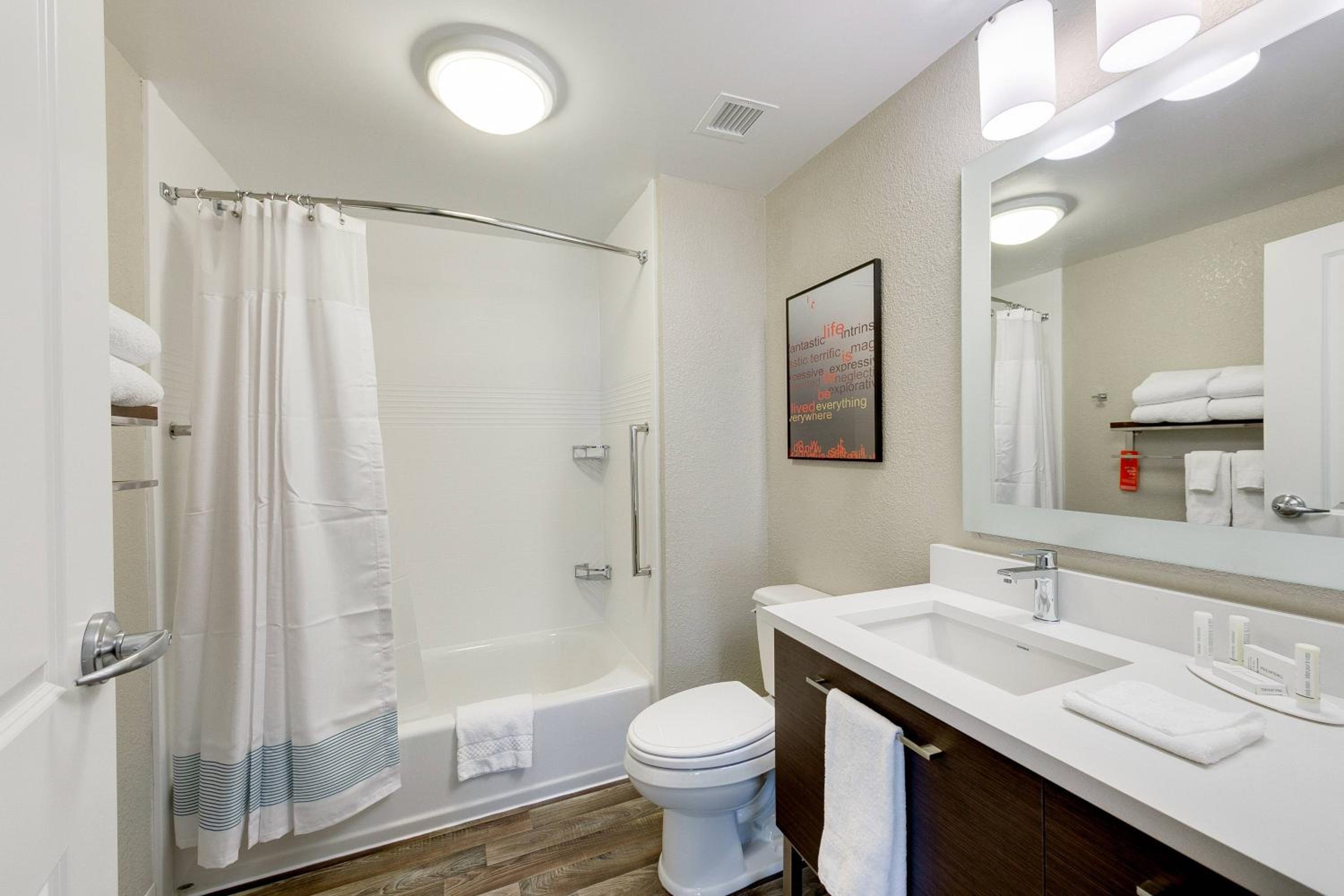 Queen Studio with Adapted Tub - Mobility and Hearing Accessible photo 2