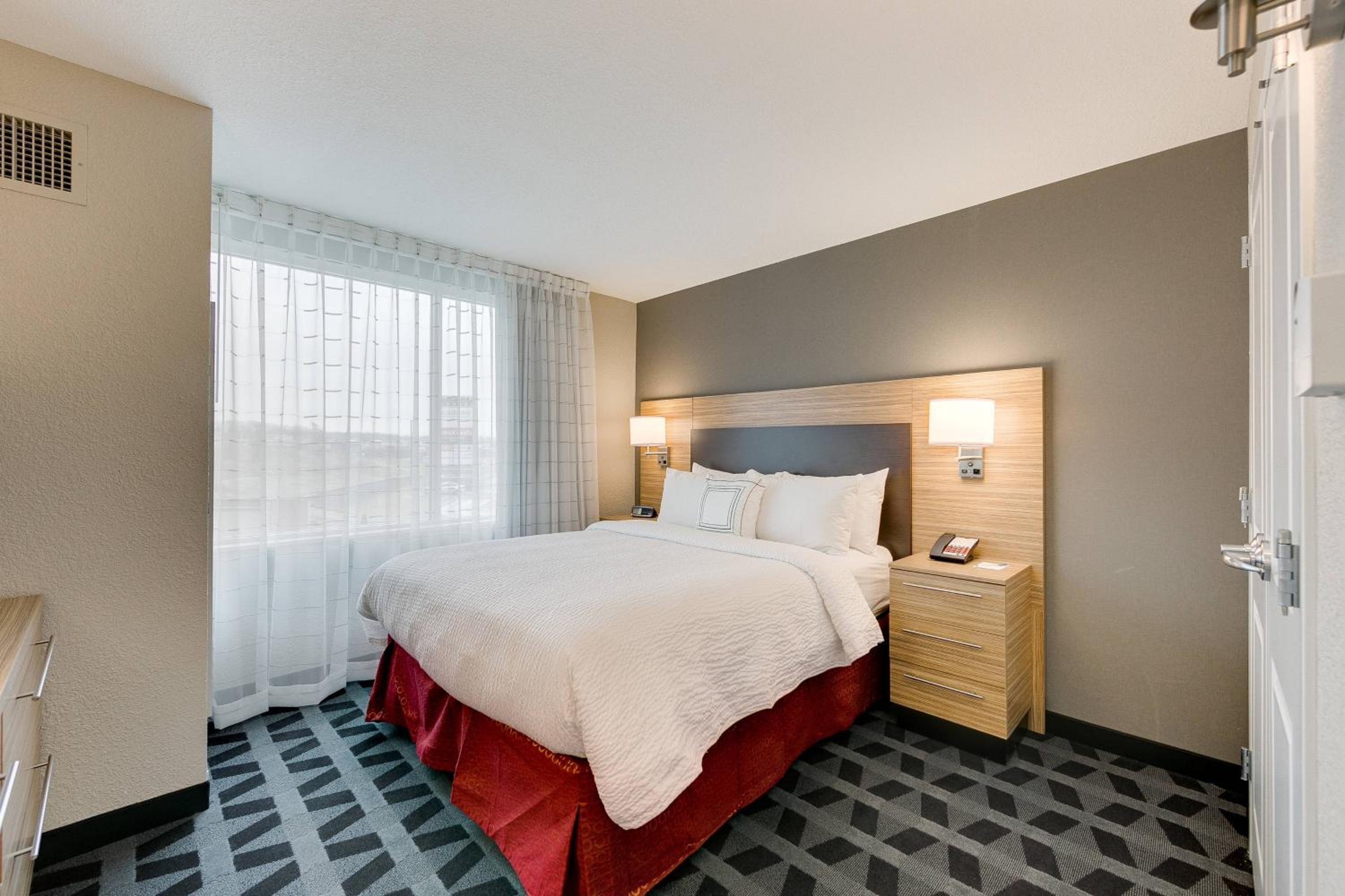 1 Bedroom Suite, 1 King, Sofa bed photo 3