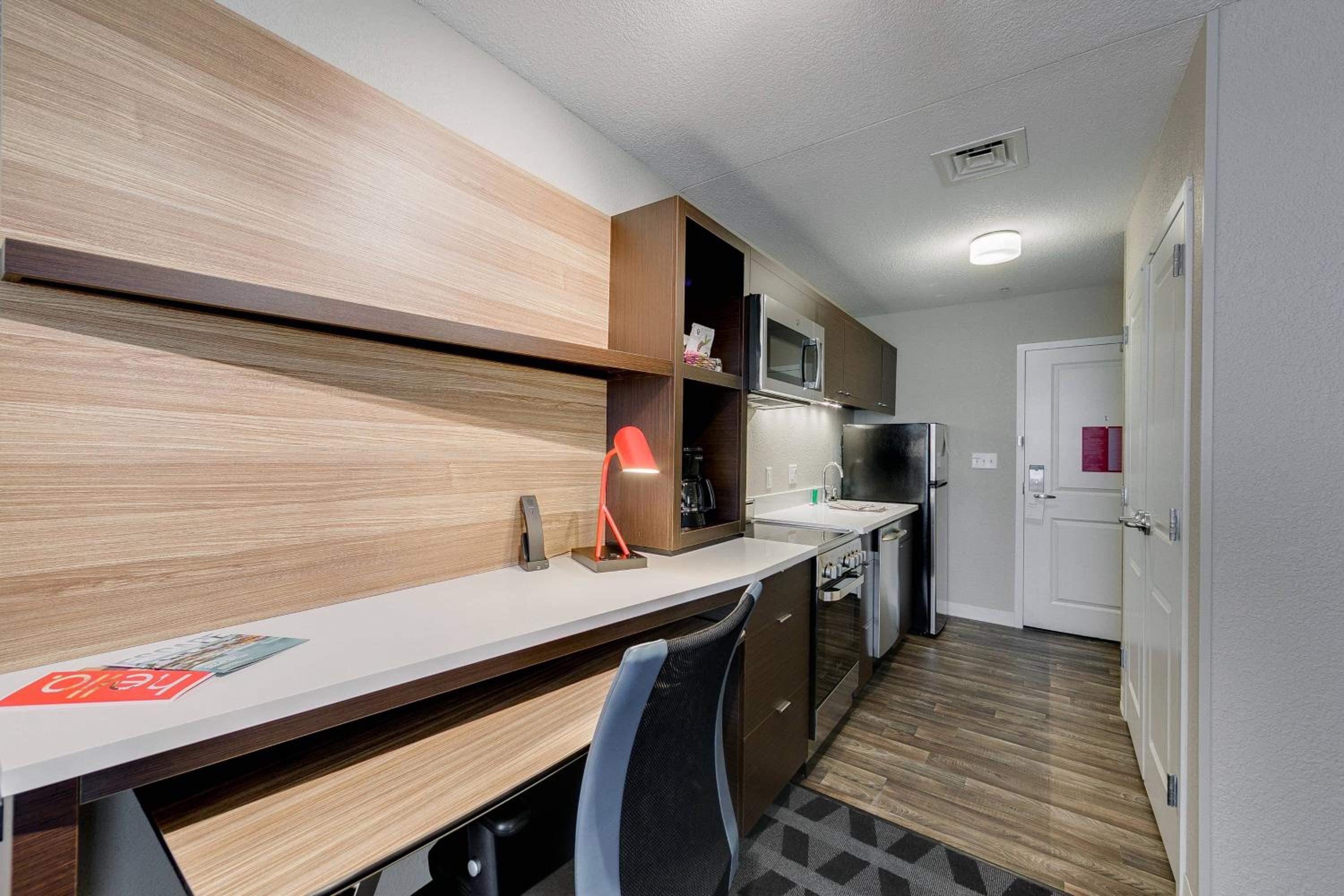 1 Bedroom Suite, 1 King, Sofa bed photo 2
