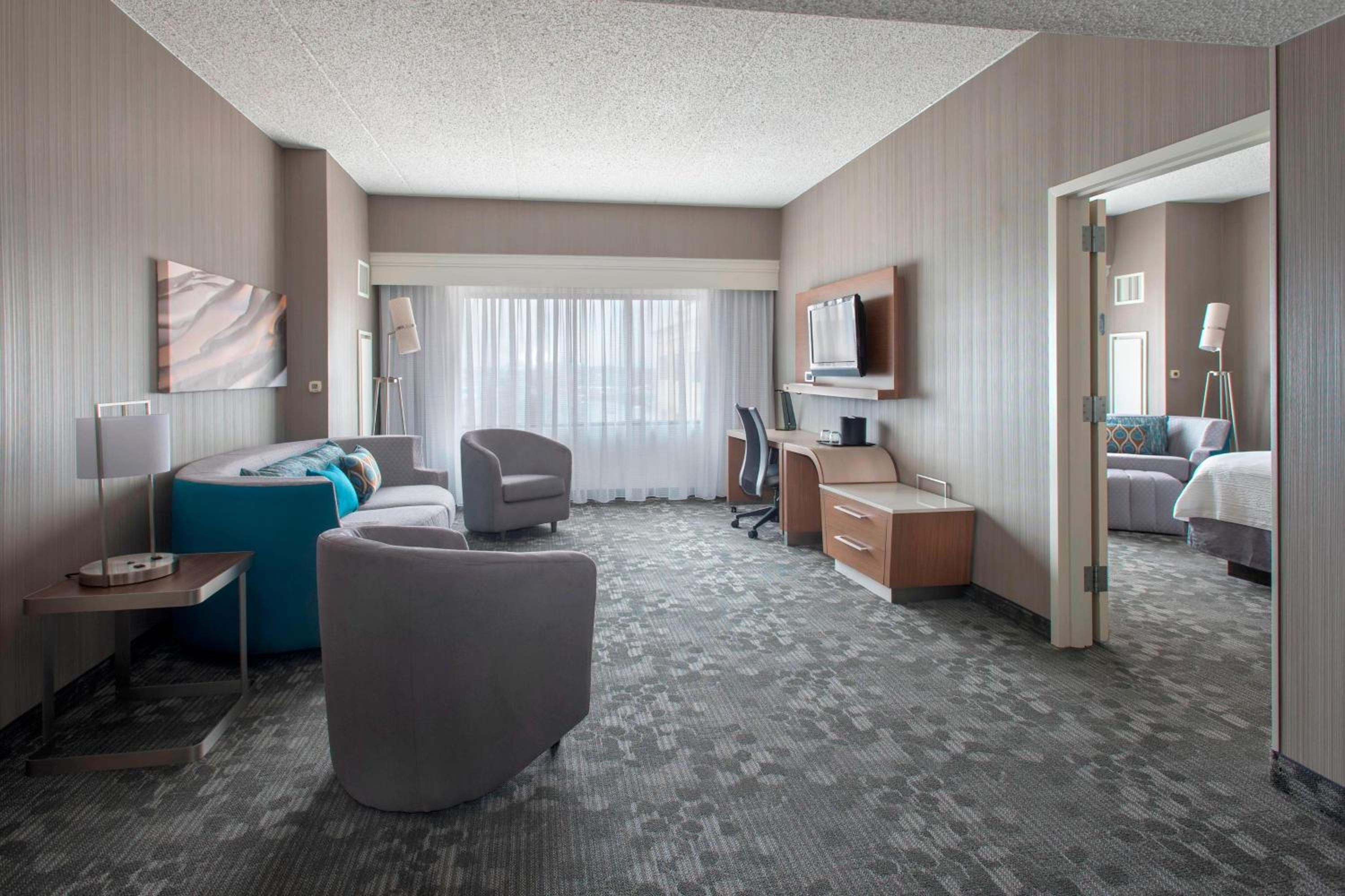 1 Bedroom Suite, 1 King, Sofa bed - Photo 3