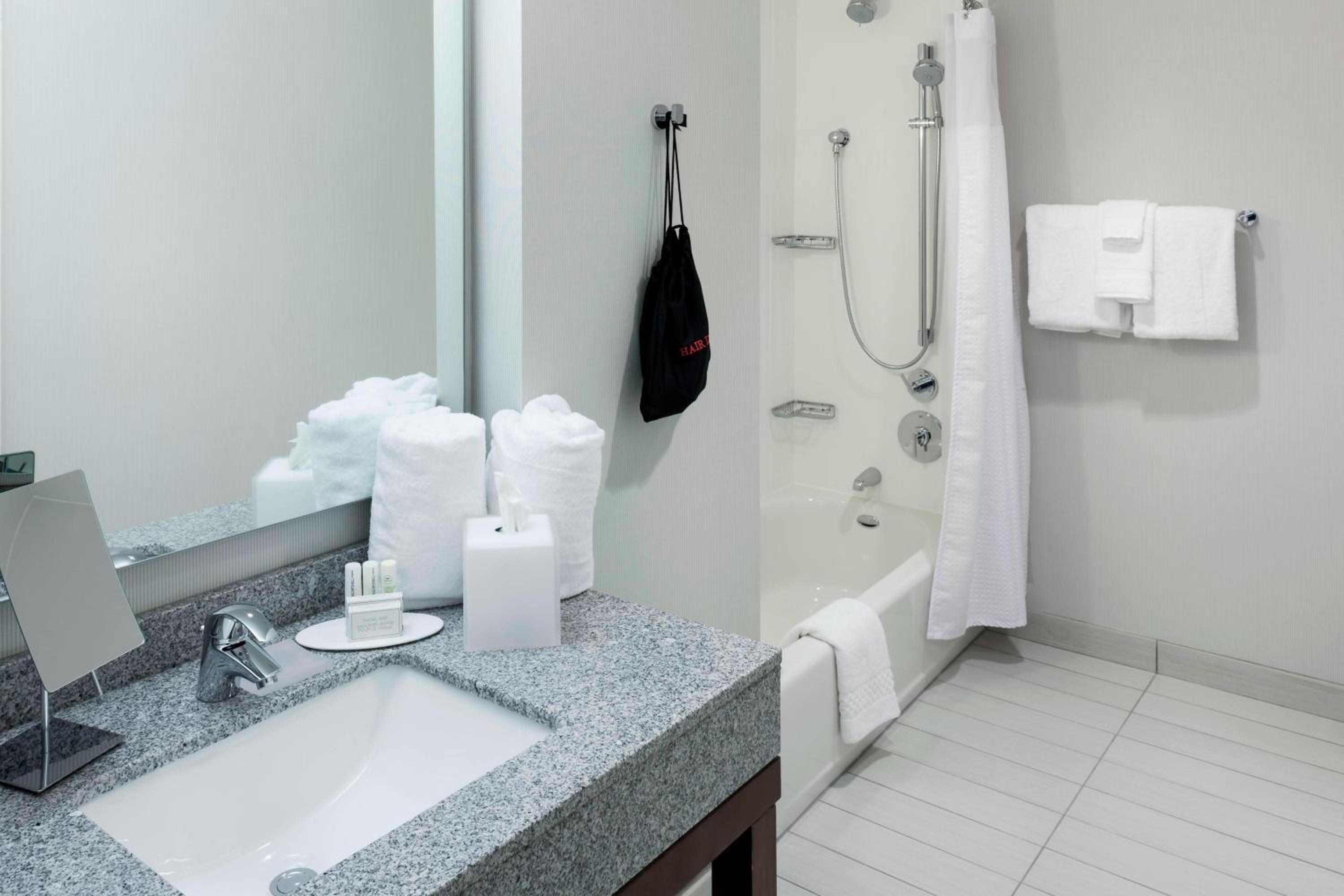 Queen Room with Two Queen Beds and Adapted Tub - Mobility and Hearing Accessible photo 3