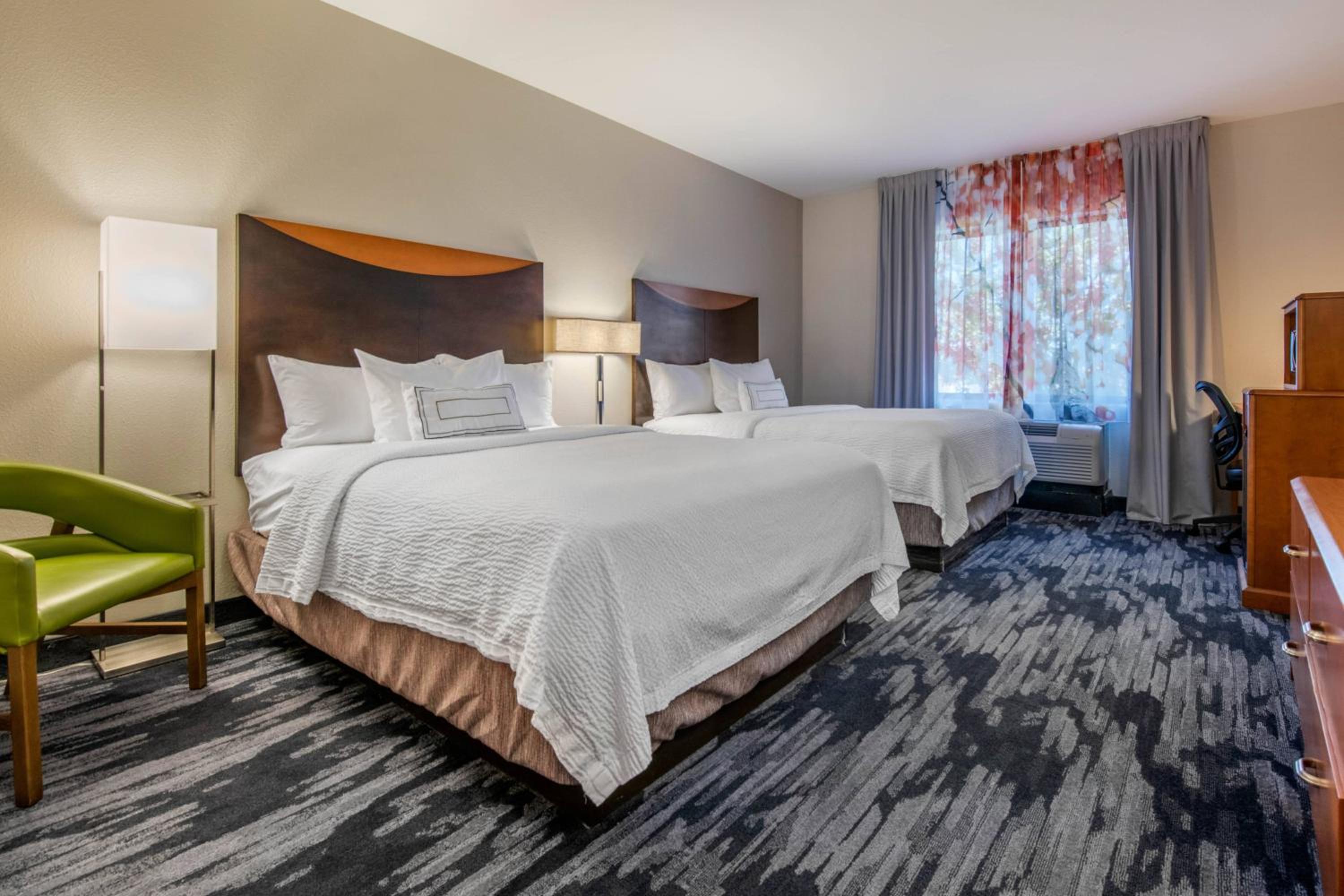 Queen Room with Two Queen Beds - Photo 3